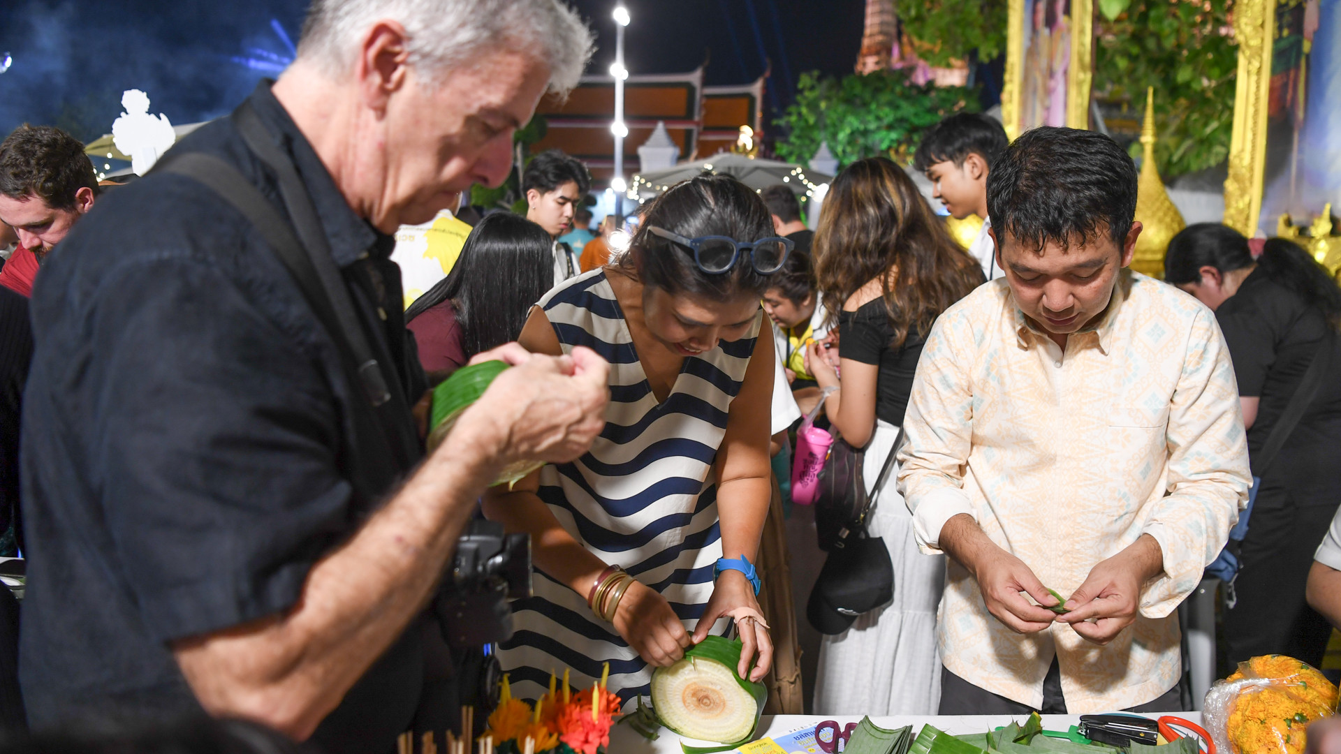 Du khách học làm Krathong từ thân cây chuối, lá chuối và các loại hoa.