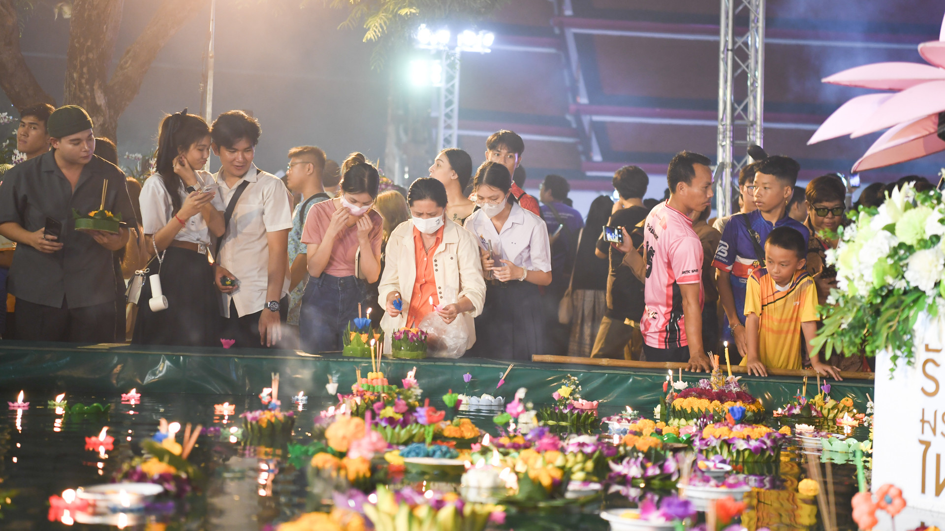 Bể nước lớn tại khu vực Wat Arun, nơi người dân Bangkok và du khách có thể thả Krathong.