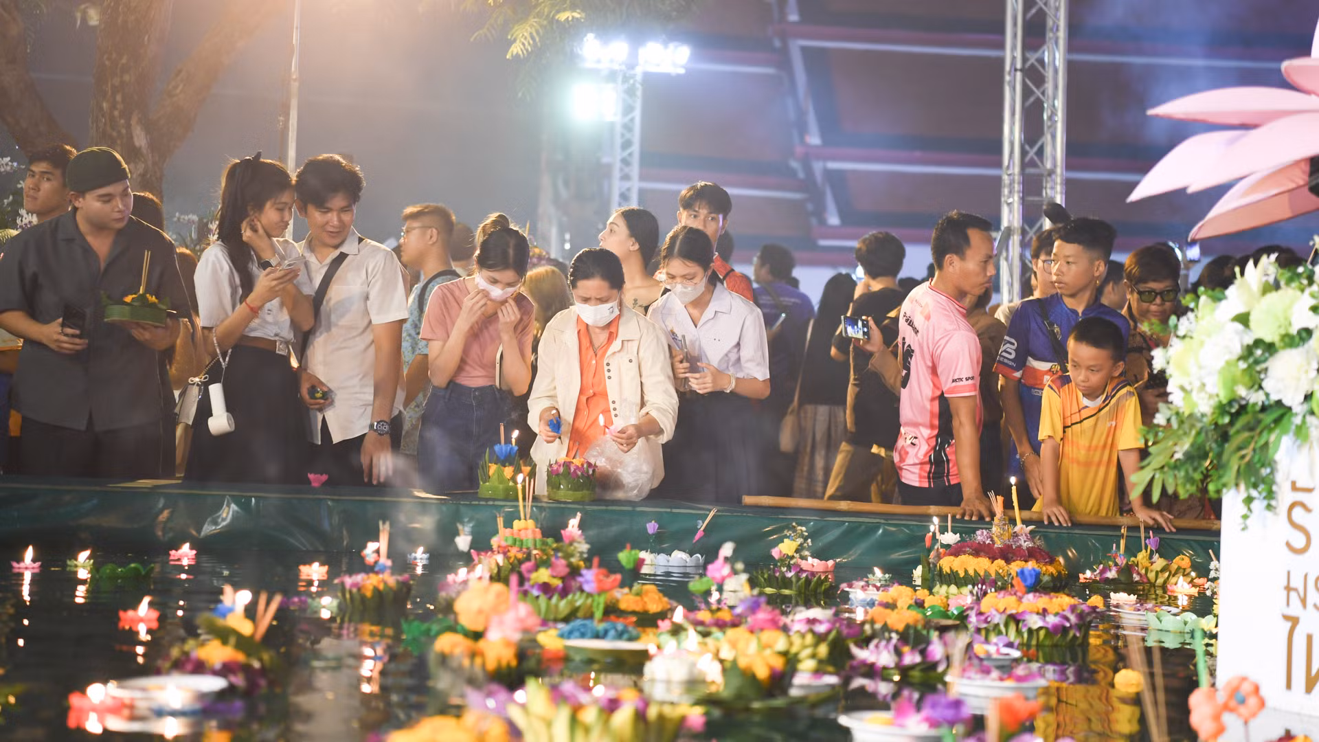 Bể nước lớn tại khu vực Wat Arun, nơi người dân Bangkok và du khách có thể thả Krathong.