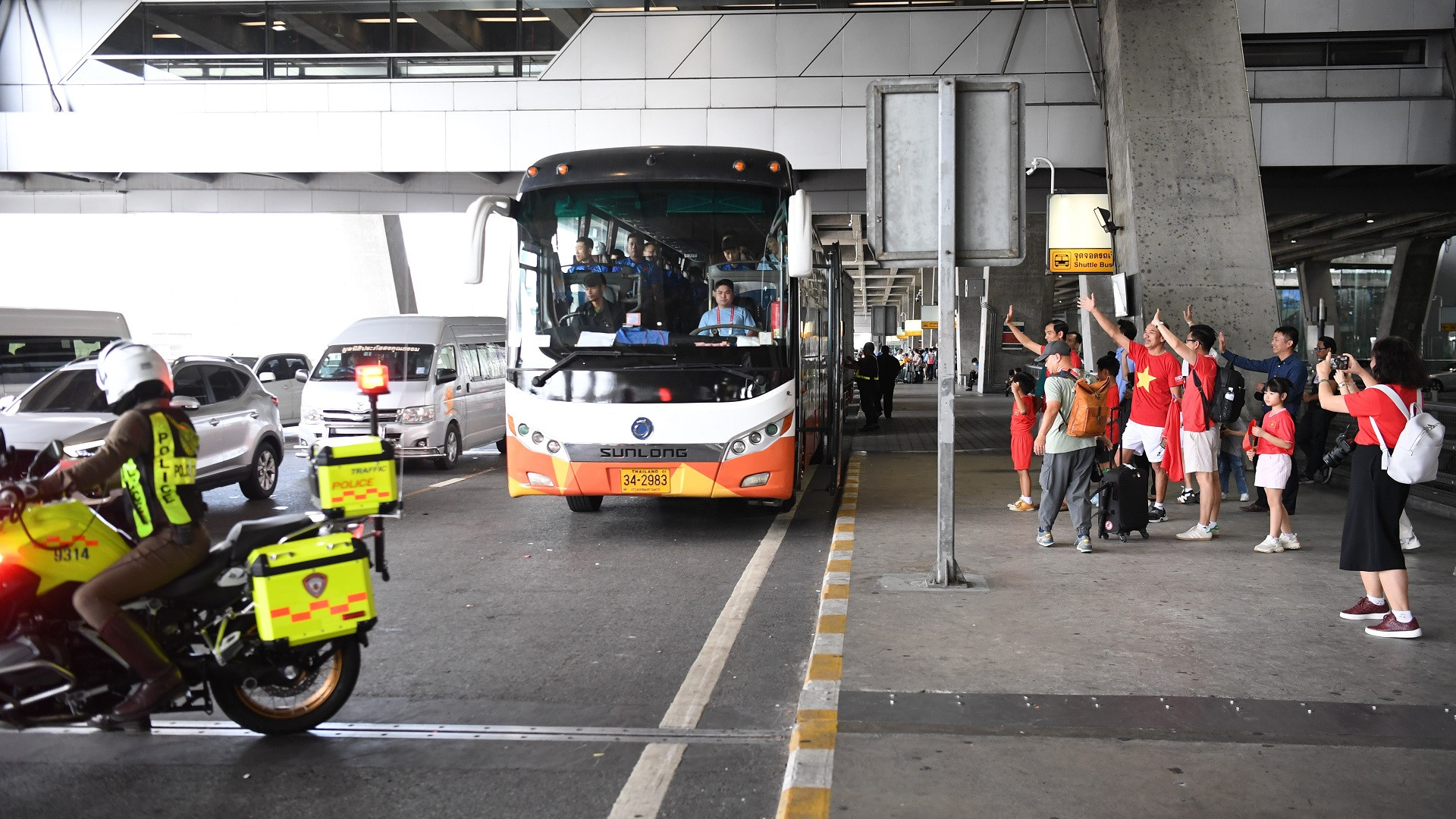 Các cổ động viên nán lại vẫy tay chào tạm biệt cho tới khi xe chở các cầu thủ của đội tuyển Việt Nam rời đi.