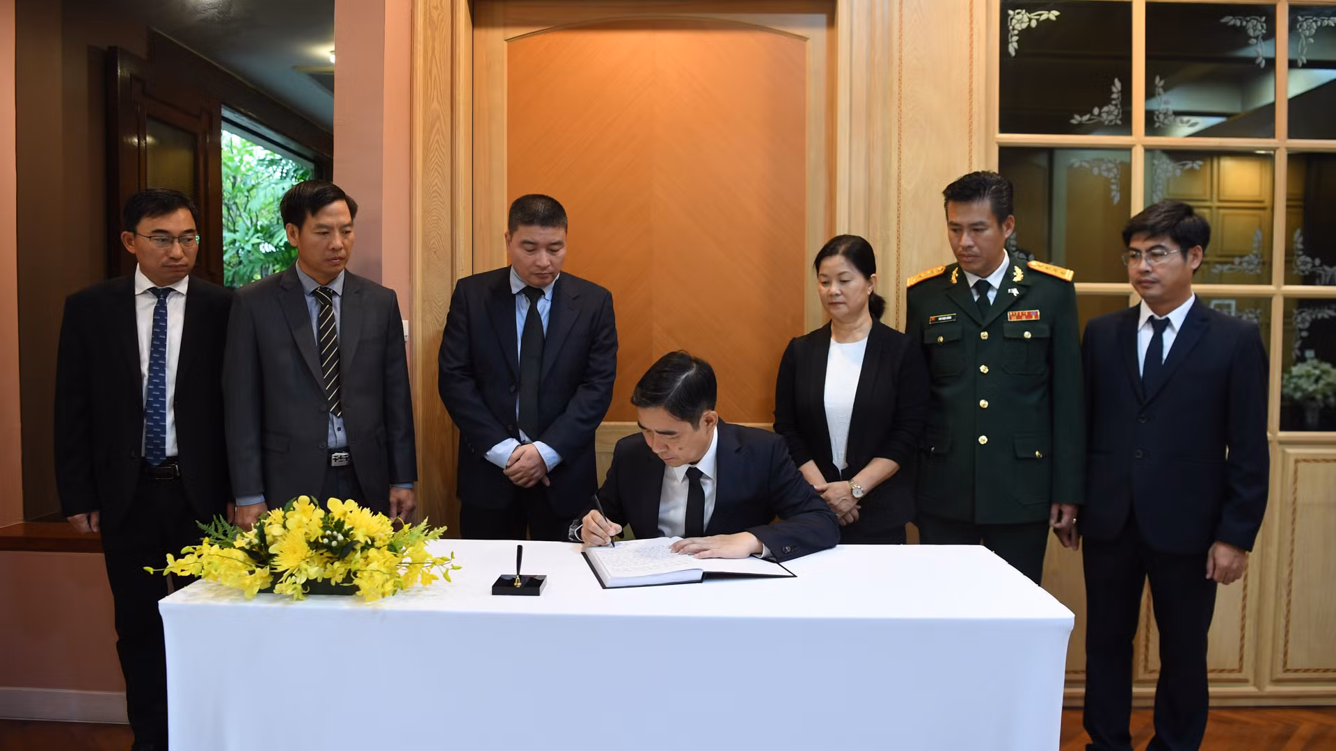 Đại sứ Phạm Việt Hùng ghi sổ tang. (Ảnh: ĐINH TRƯỜNG) Đại sứ Phạm Việt Hùng ghi sổ tang. (Ảnh: ĐINH TRƯỜNG)