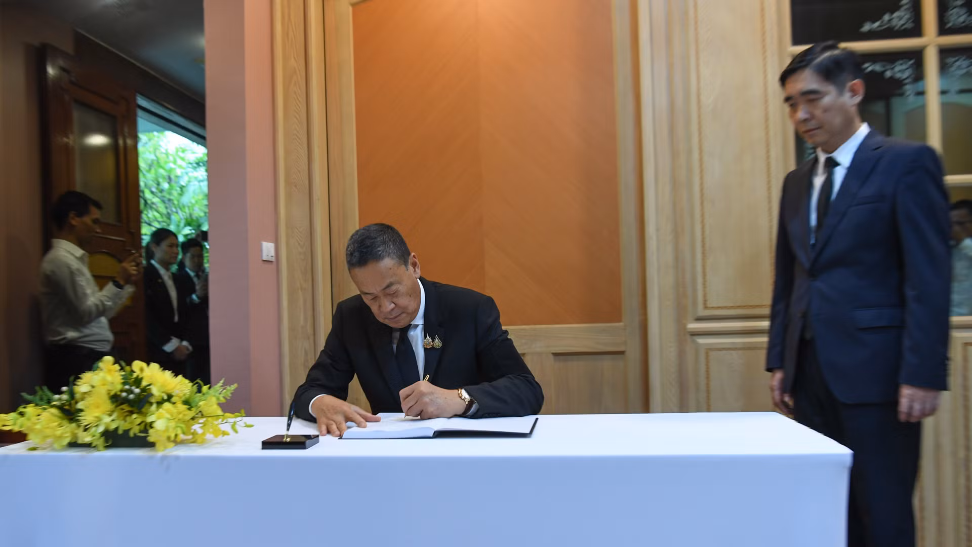 Thủ tướng Thái Lan Srettha Thavisin ghi sổ tang tại buổi viếng Tổng Bí thư Nguyễn Phú Trọng. (Ảnh: XUÂN SƠN) Thủ tướng Thái Lan Srettha Thavisin ghi sổ tang tại buổi viếng Tổng Bí thư Nguyễn Phú Trọng. (Ảnh: XUÂN SƠN)