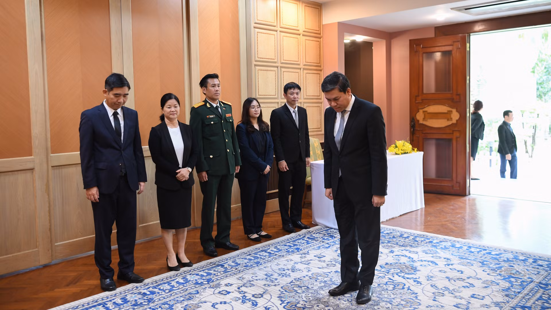 Đại sứ Campuchia tại Thái Lan Hun Saroeun đến viếng và ghi sổ tang. (Ảnh: ĐINH TRƯỜNG) Đại sứ Campuchia tại Thái Lan Hun Saroeun đến viếng và ghi sổ tang. (Ảnh: ĐINH TRƯỜNG)