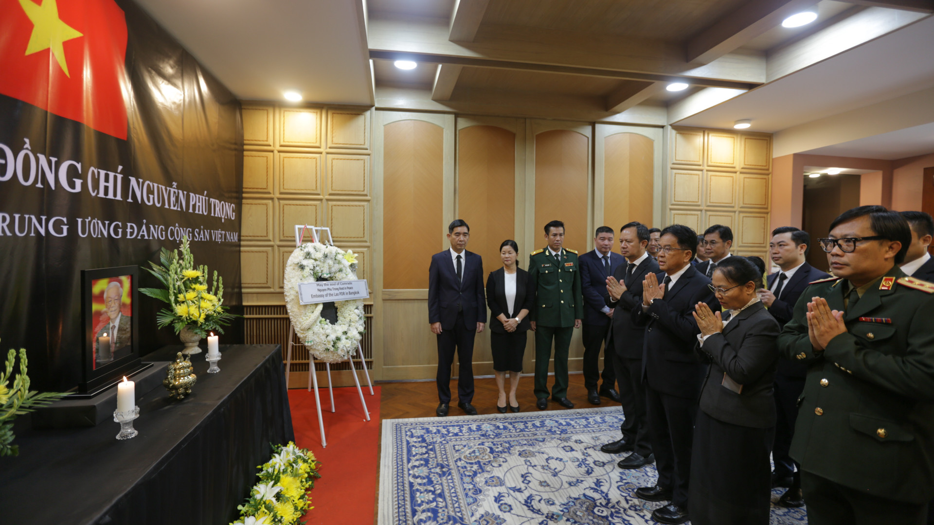 Đoàn Đại sứ quán Lào tại Thái Lan do Đại sứ Khamphan Anlanvan dẫn đầu viếng Tổng Bí thư Nguyễn Phú Trọng. (Ảnh: ĐINH TRƯỜNG) Đoàn Đại sứ quán Lào tại Thái Lan do Đại sứ Khamphan Anlanvan dẫn đầu viếng Tổng Bí thư Nguyễn Phú Trọng. (Ảnh: ĐINH TRƯỜNG)
