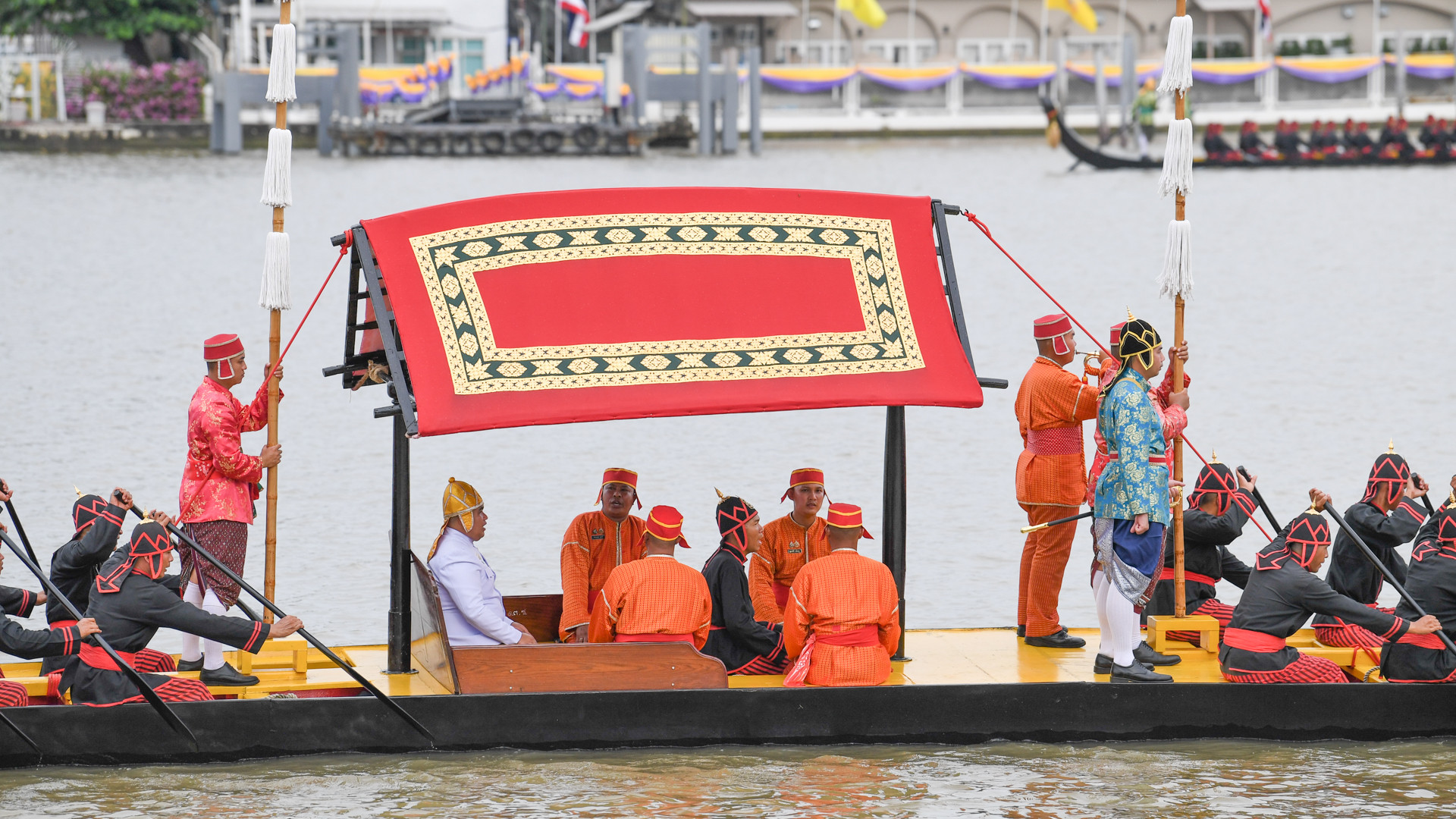 Theo truyền thống Phật giáo, các phật tử trao áo cà sa cho các nhà sư trong vòng một tháng sau khi kết thúc thời gian mùa chay.