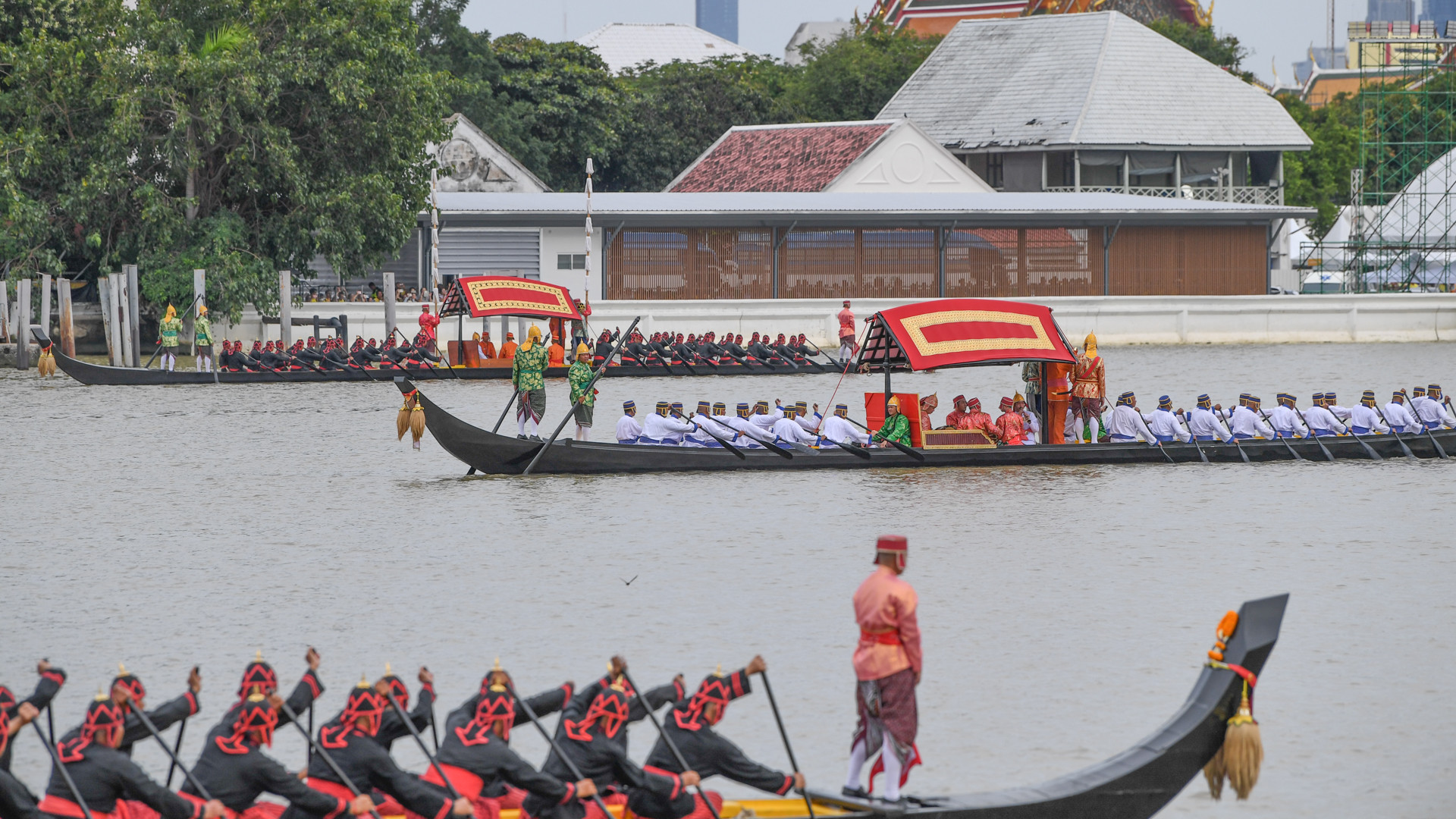 Đoàn thuyền rước được sắp xếp thành 5 hàng và 3 cột, trải dài trên 1.280 m sông và có chiều rộng là 90 m. Tổng quãng đường đi của đoàn thuyền là 4,2 km.