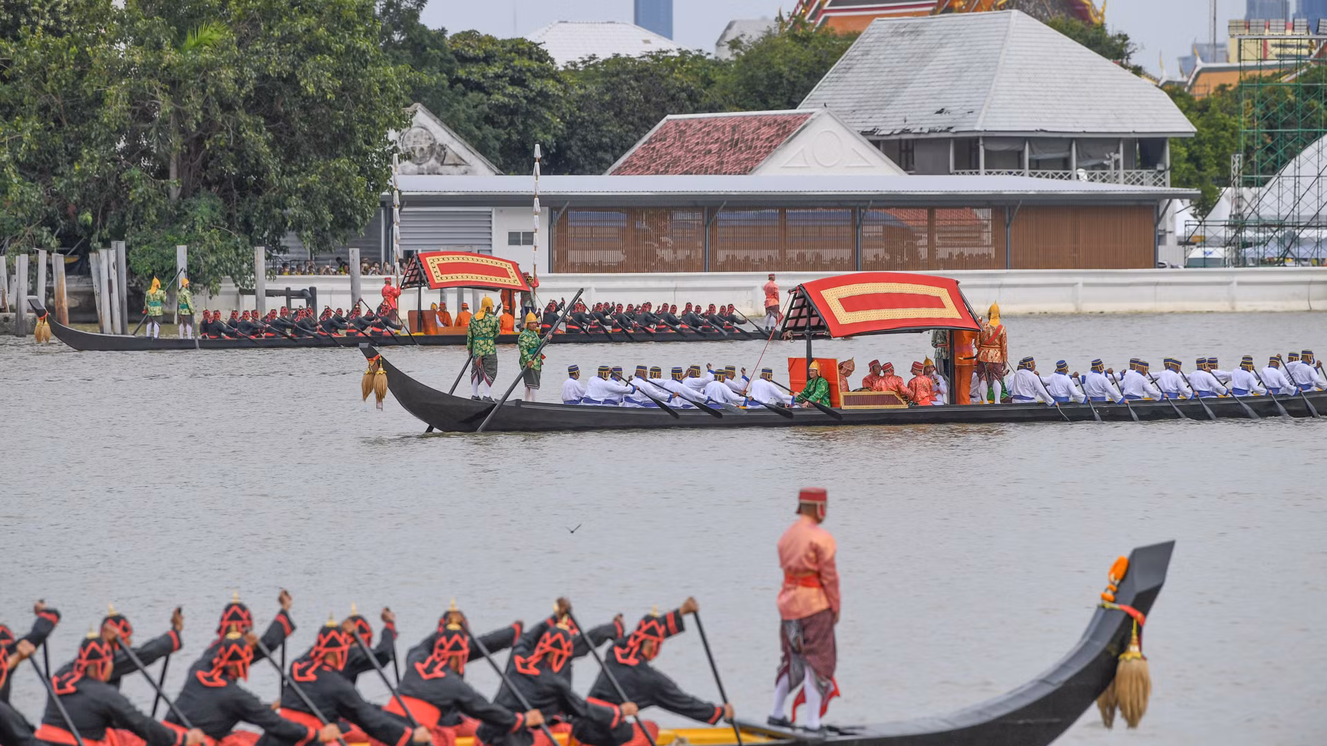 Đoàn thuyền rước được sắp xếp thành 5 hàng và 3 cột, trải dài trên 1.280 m sông và có chiều rộng là 90 m. Tổng quãng đường đi của đoàn thuyền là 4,2 km.