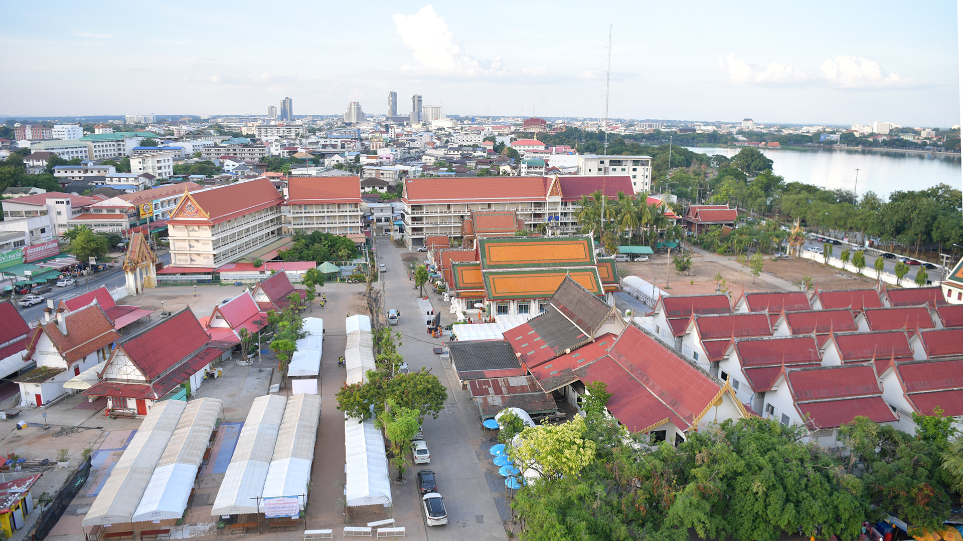 Từ các tầng cao của bảo tháp du khách có thể ngắm nhìn quang cảnh trung tâm của Khon Kaen.