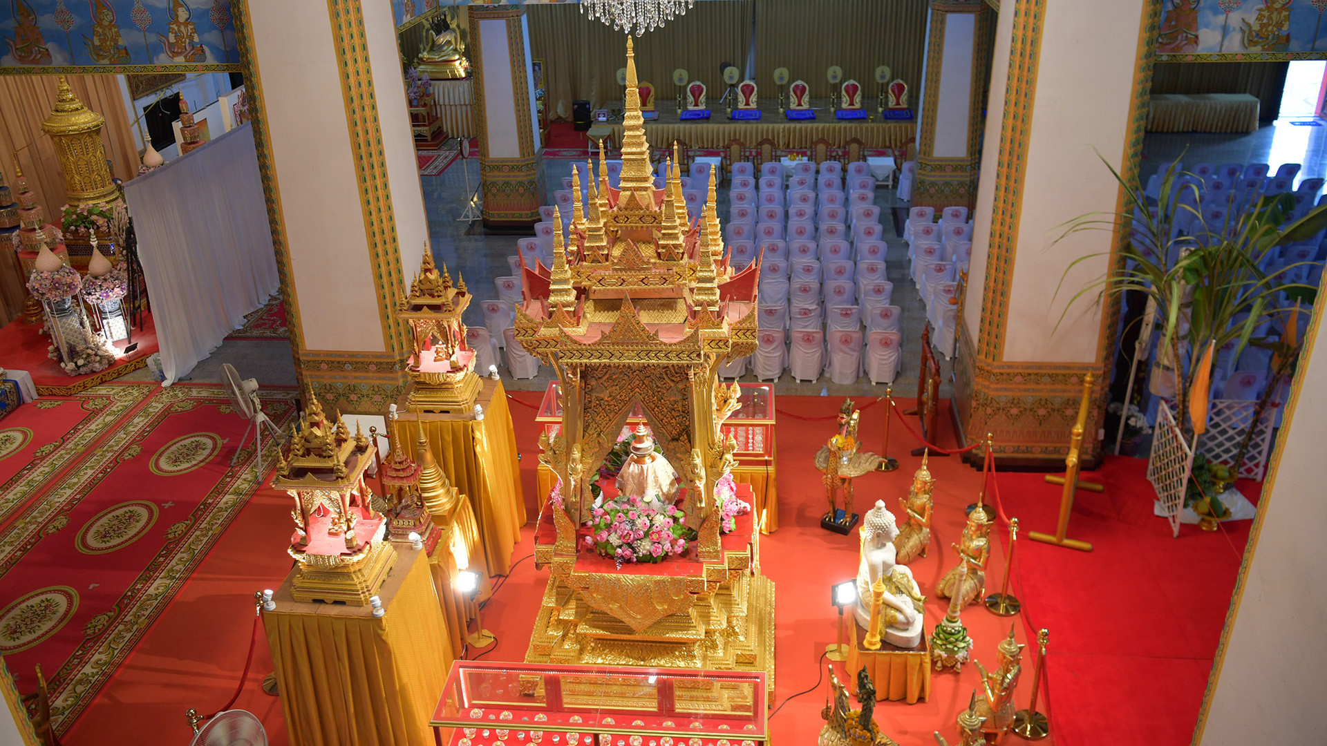 Trung tâm hoạt động chính của ngôi chùa nằm ở tầng trệt của bảo tháp, nơi có xá lợi Phật được đặt bên trong một tháp nhỏ có chín mái.