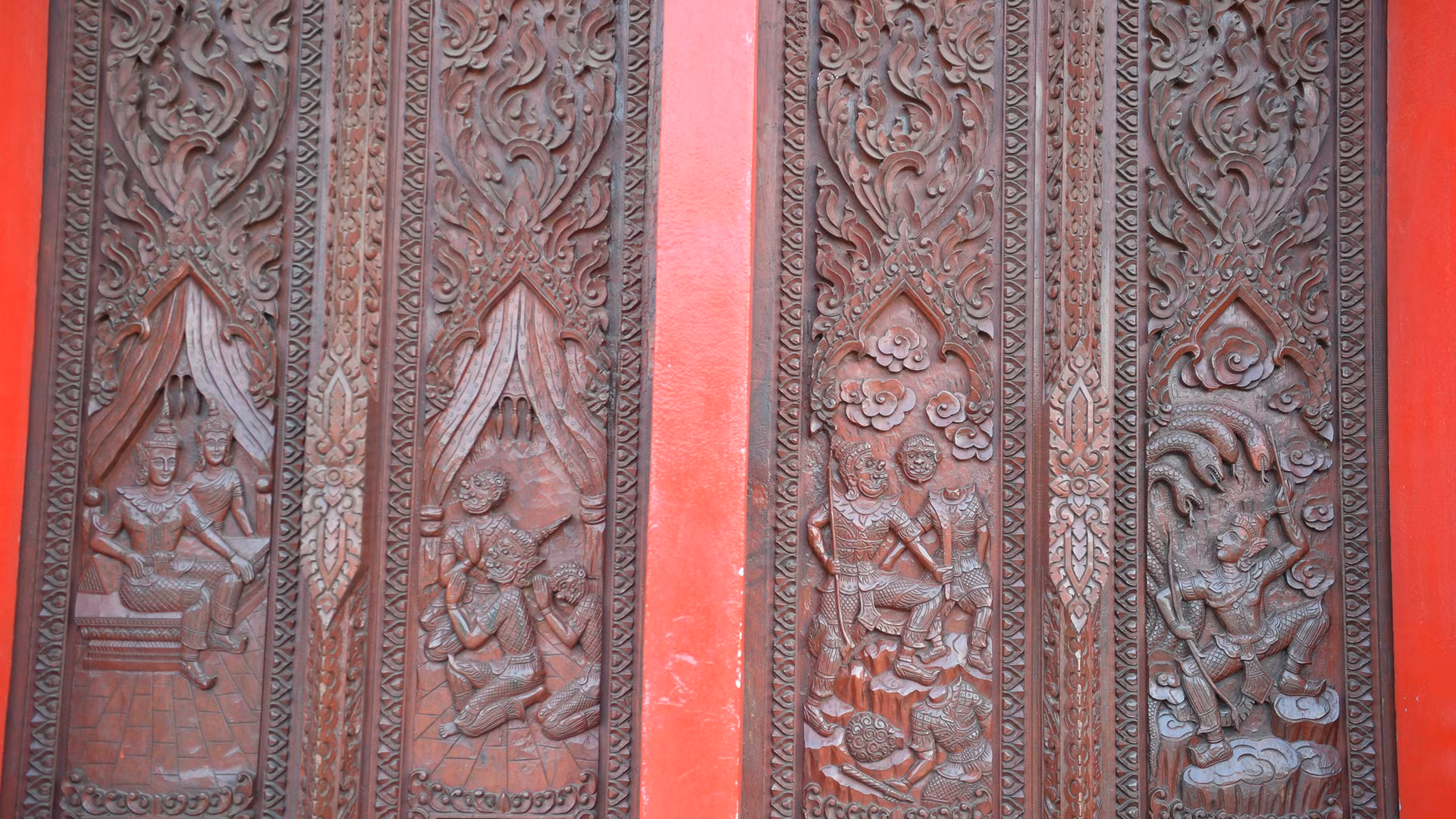 Các cửa ra vào và cửa sổ bằng gỗ được chạm khắc những câu chuyện về tiền kiếp của Đức Phật.