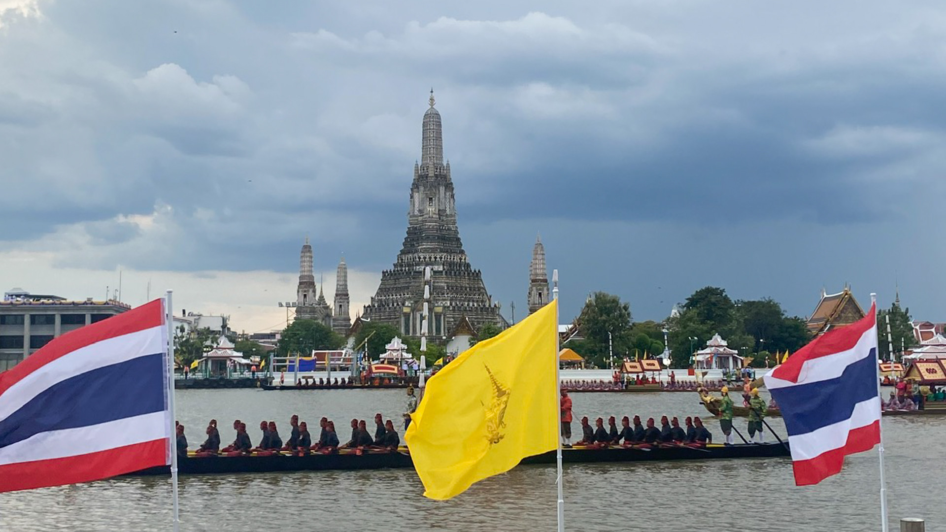 Điểm đến cuối cùng là Wat Arun, hay Chùa Bình minh, nơi Vua Rama X và Hoàng hậu trao áo cà sa cho các nhà sư.