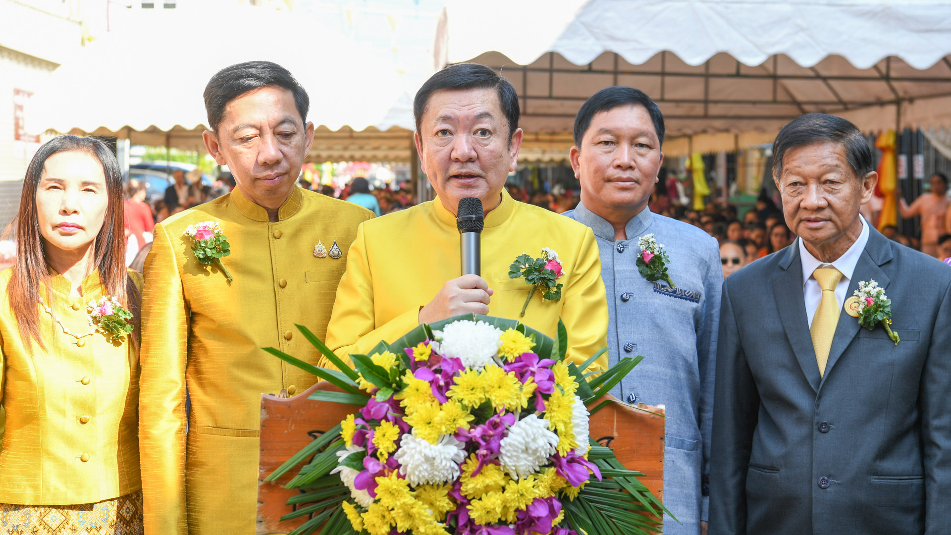 Thị trưởng thành phố Nakhon Phanom Nivat Cheaviriyabunya (giữa).