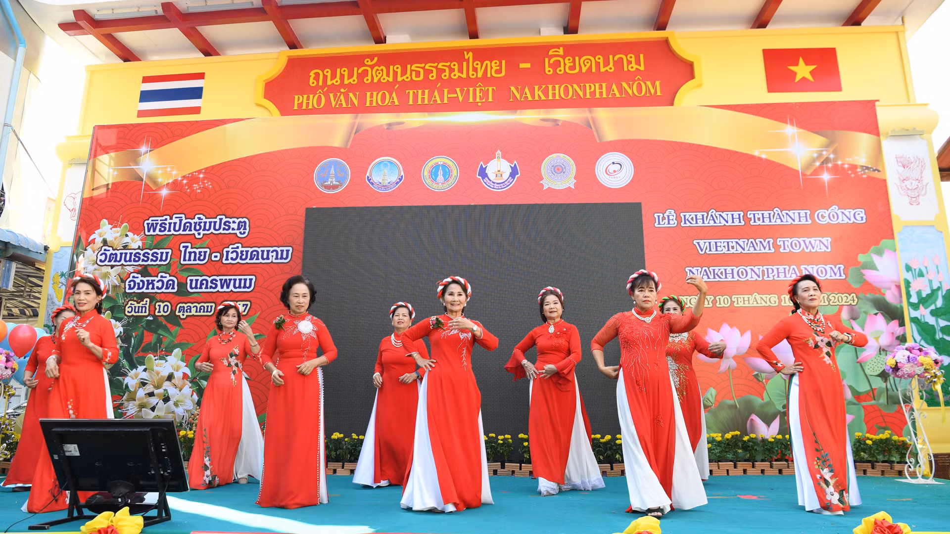 Tại sự kiện, kiều bào đã thể hiện các tiết mục văn nghệ ca ngợi quê hương Việt Nam.