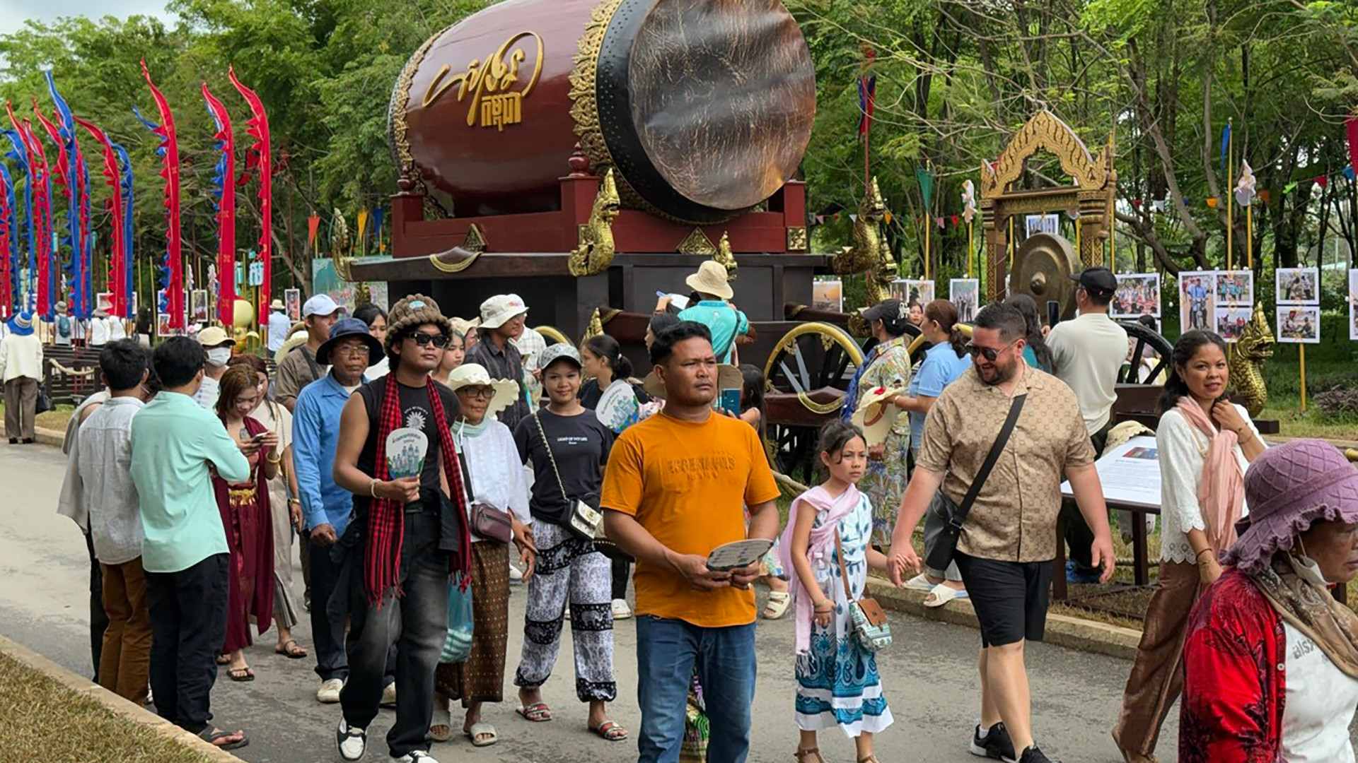 Lễ hội truyền thống khơi dậy niềm tự hào của người dân, đồng thời thu hút thêm nhiều du khách quốc tế đến Campuchia. Lễ hội truyền thống khơi dậy niềm tự hào của người dân, đồng thời thu hút thêm nhiều du khách quốc tế đến Campuchia.