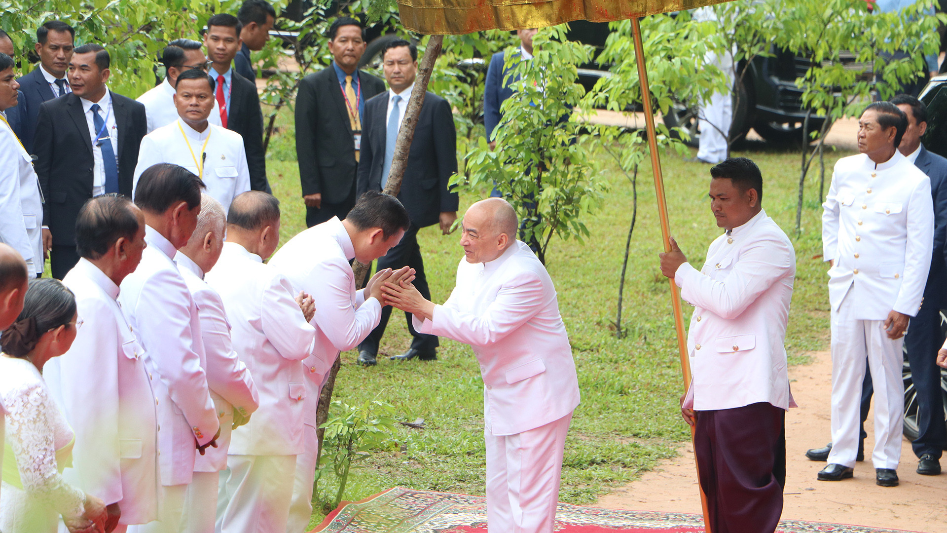 Thủ tướng Chính phủ Hoàng gia Campuchia Samdech Moha Borvor Thipadei Hun Manet cung kính đón Quốc vương Norodom Sihamoni. Thủ tướng Chính phủ Hoàng gia Campuchia Samdech Moha Borvor Thipadei Hun Manet cung kính đón Quốc vương Norodom Sihamoni.