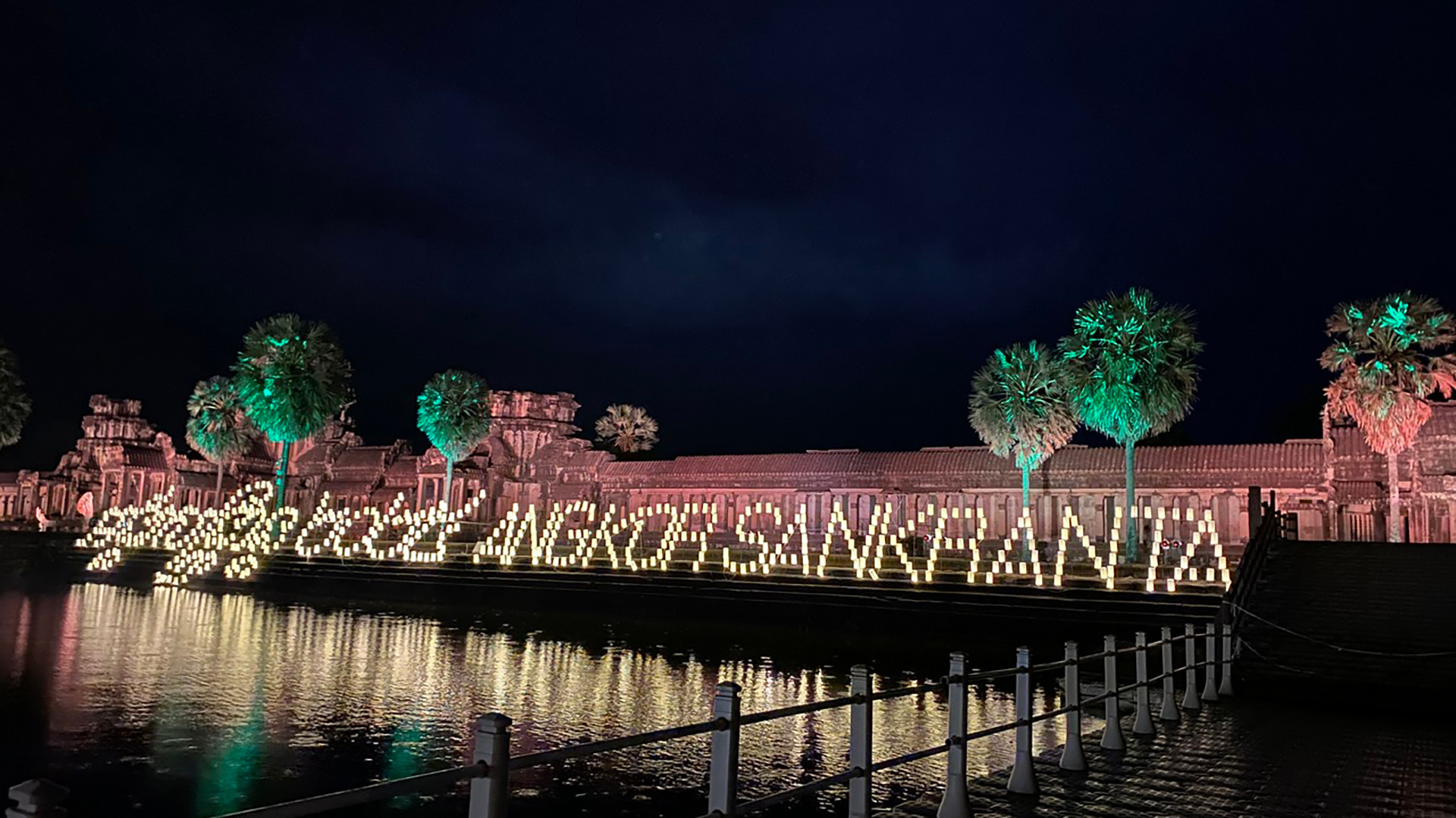 Angkor Wat lung linh trong đêm hội. Angkor Wat lung linh trong đêm hội.