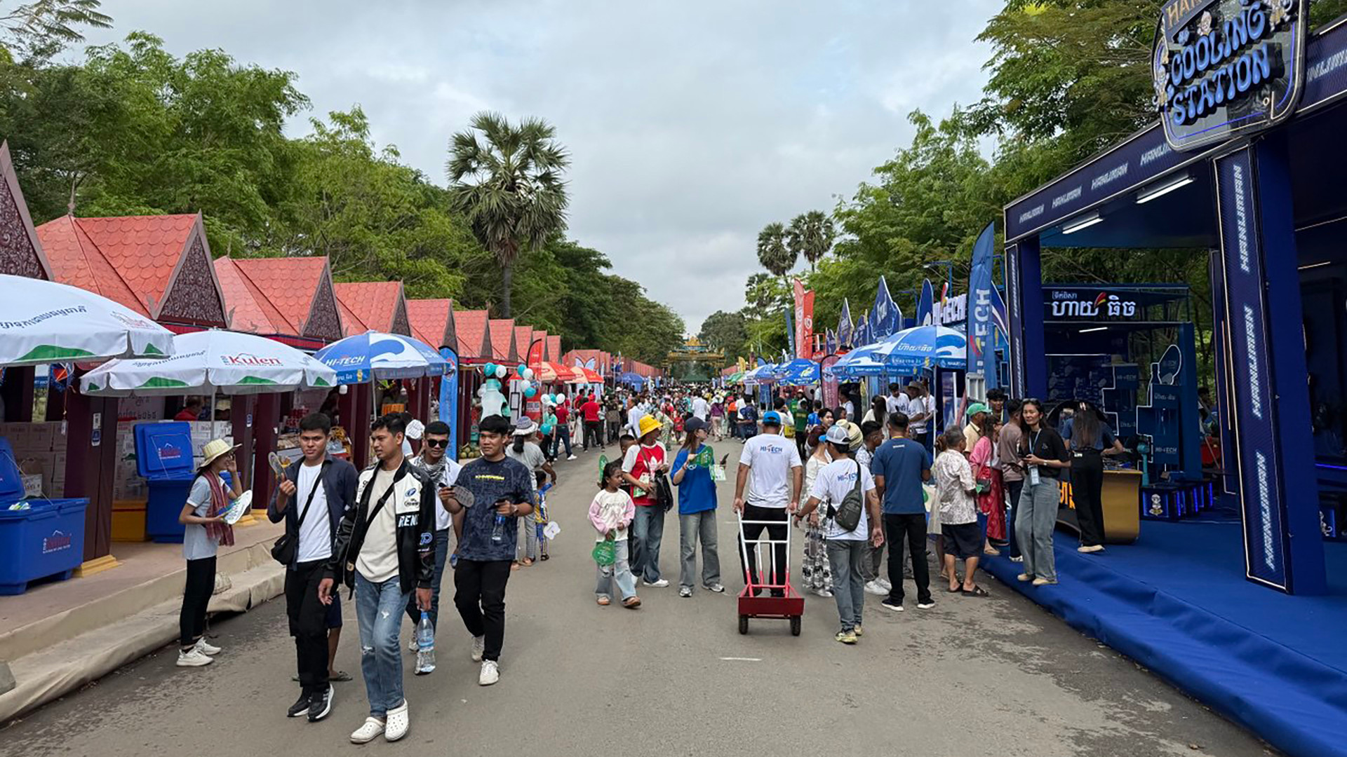 Người dân Campuchia và du khách đổ về khu vực Angkor Wat để đón Năm mới. Người dân Campuchia và du khách đổ về khu vực Angkor Wat để đón Năm mới.
