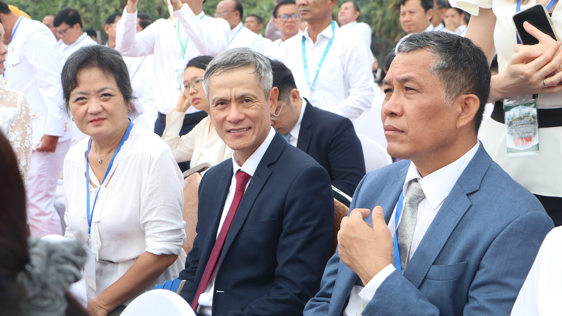 Đại sứ Việt Nam tại Campuchia Nguyễn Minh Vũ (giữa) dự lễ cầu an tại Angkor Wat sáng 14/4/2025. Đại sứ Việt Nam tại Campuchia Nguyễn Minh Vũ (giữa) dự lễ cầu an tại Angkor Wat sáng 14/4/2025.