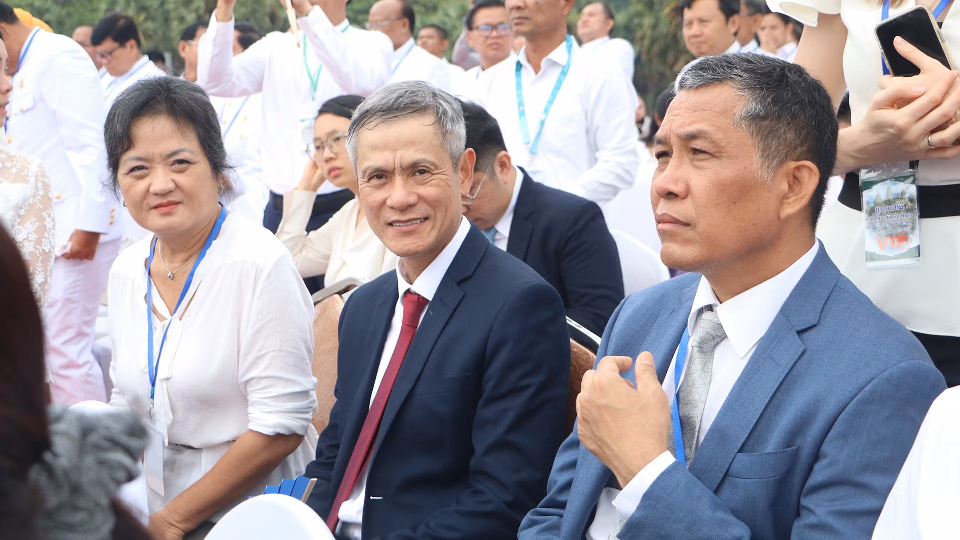 Đại sứ Việt Nam tại Campuchia Nguyễn Minh Vũ (giữa) dự lễ cầu an tại Angkor Wat sáng 14/4/2025.