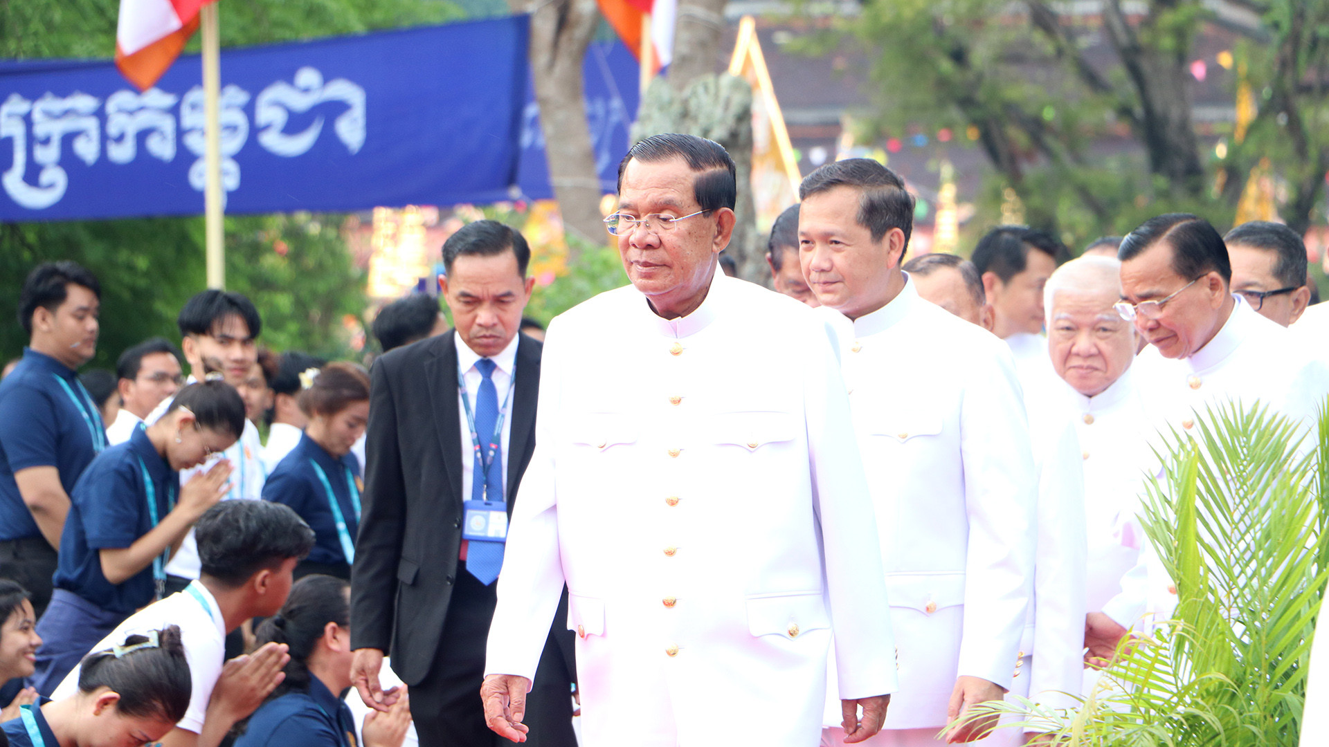 Chủ tịch Đảng Nhân dân Campuchia (CPP), Chủ tịch Thượng viện Samdech Akka Moha Sena Padei Techo Hun Sen và Thủ tướng Chính phủ Hoàng gia Campuchia Samdech Moha Borvor Thipadei Hun Manet tới dự lễ. Chủ tịch Đảng Nhân dân Campuchia (CPP), Chủ tịch Thượng viện Samdech Akka Moha Sena Padei Techo Hun Sen và Thủ tướng Chính phủ Hoàng gia Campuchia Samdech Moha Borvor Thipadei Hun Manet tới dự lễ.