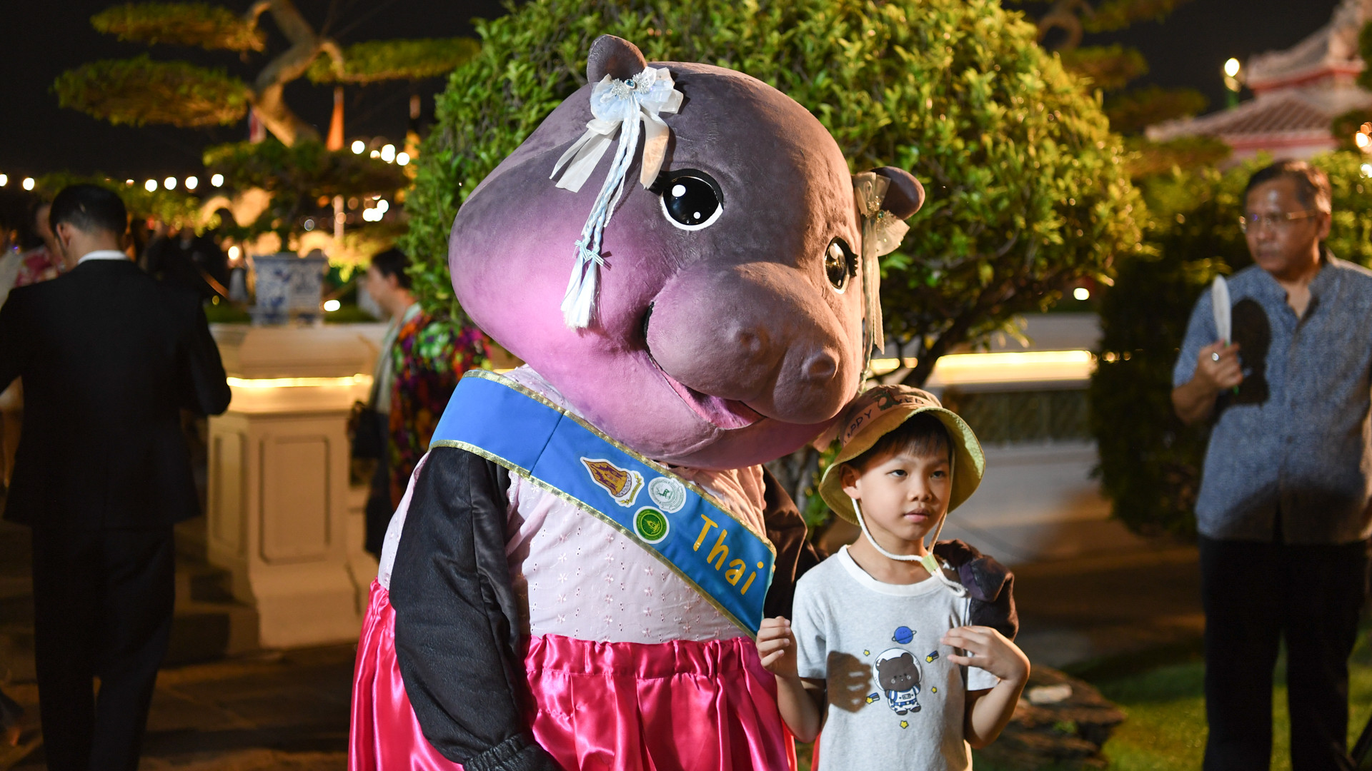 Em nhỏ thích thú chụp ảnh lưu niệm cùng nhân vật Moo Deng.