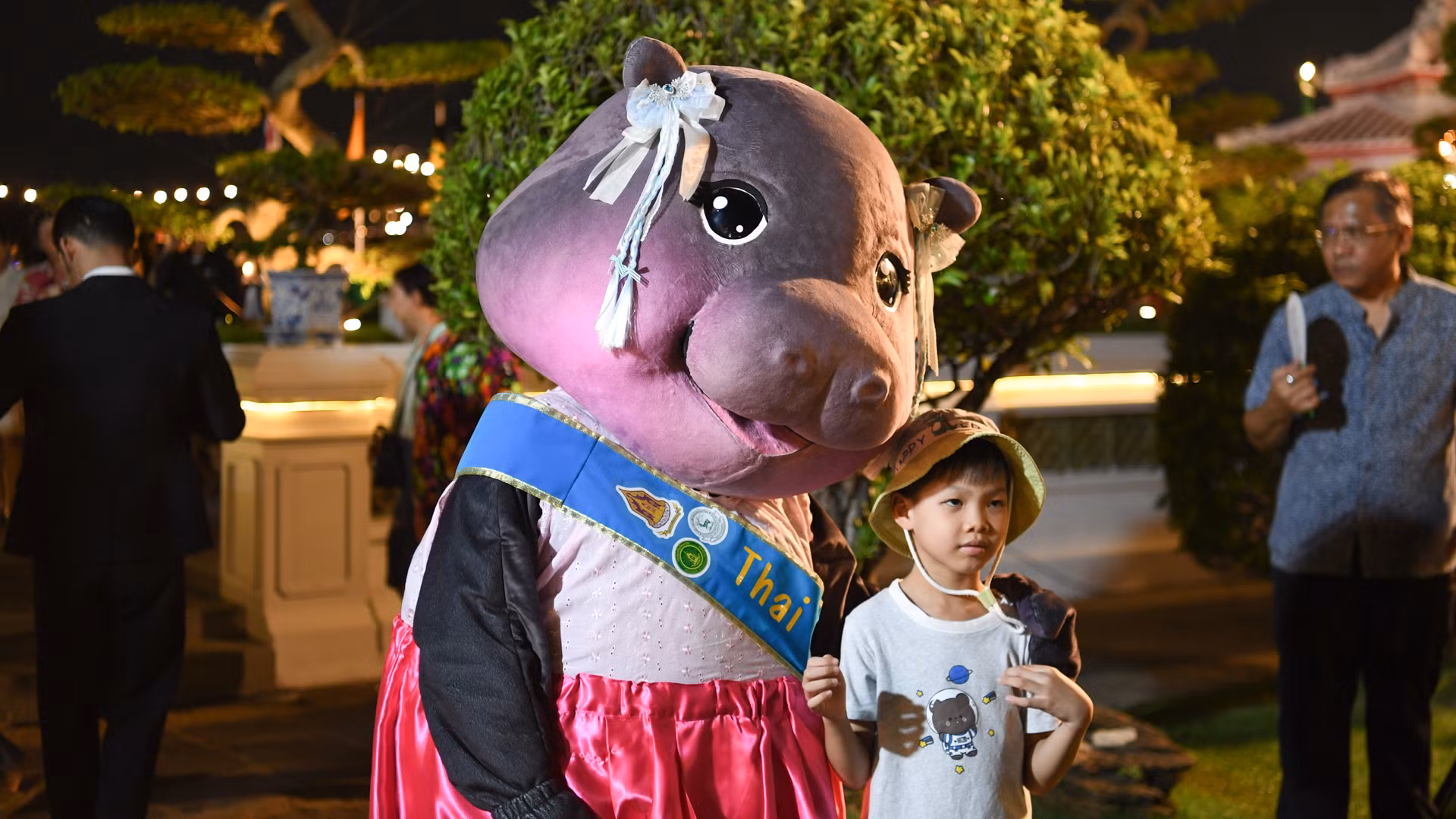 Em nhỏ thích thú chụp ảnh lưu niệm cùng nhân vật Moo Deng.