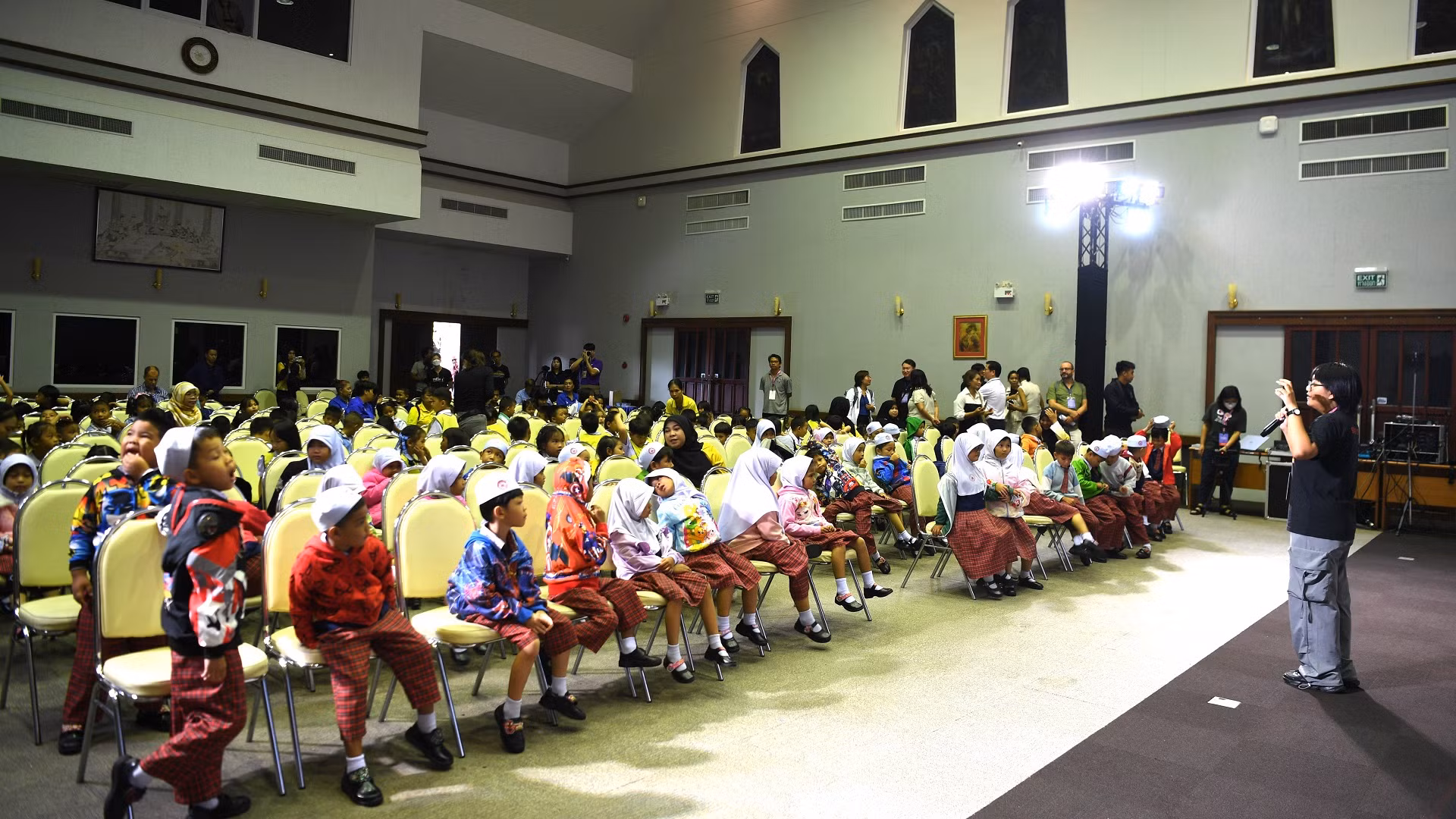 Các em học sinh địa phương tham gia một buổi chiếu phim trong khuôn khổ Liên hoan phim Pattaya lần thứ 2. (Ảnh: XUÂN SƠN)