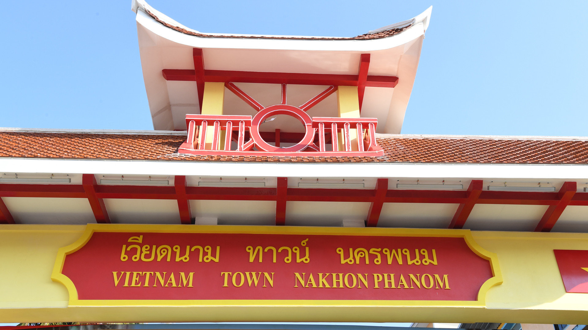 Cổng có chiều rộng 11,8m, chiều cao tới dầm chính 5,5m và chiều cao tới nóc là 11,4m.