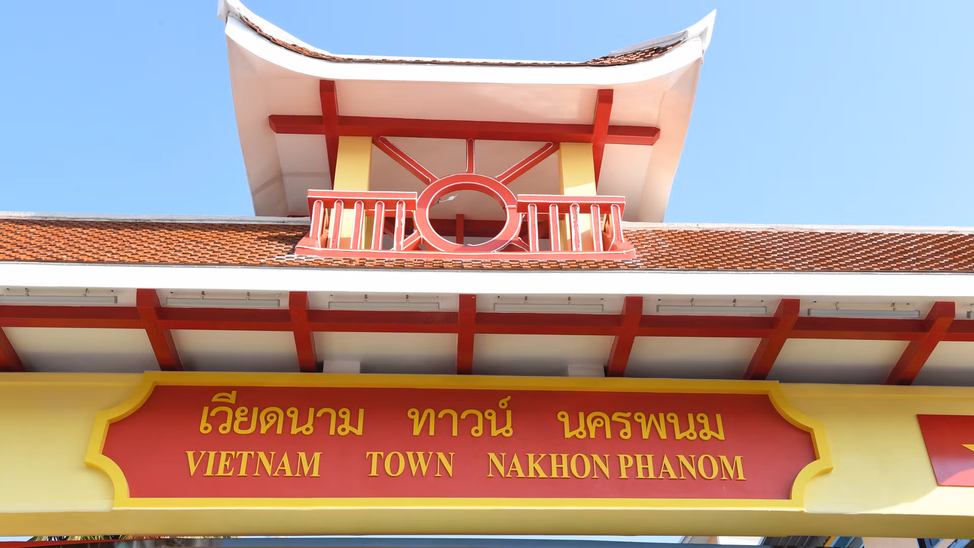 Cổng có chiều rộng 11,8m, chiều cao tới dầm chính 5,5m và chiều cao tới nóc là 11,4m.