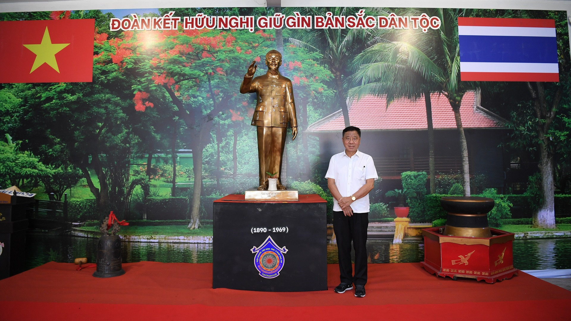 Ông Lương Xuân Hòa bên bức tượng đồng Chủ tịch Hồ Chí Minh của Hội người Việt Nam tỉnh Udon Thani được tặng mới đây.