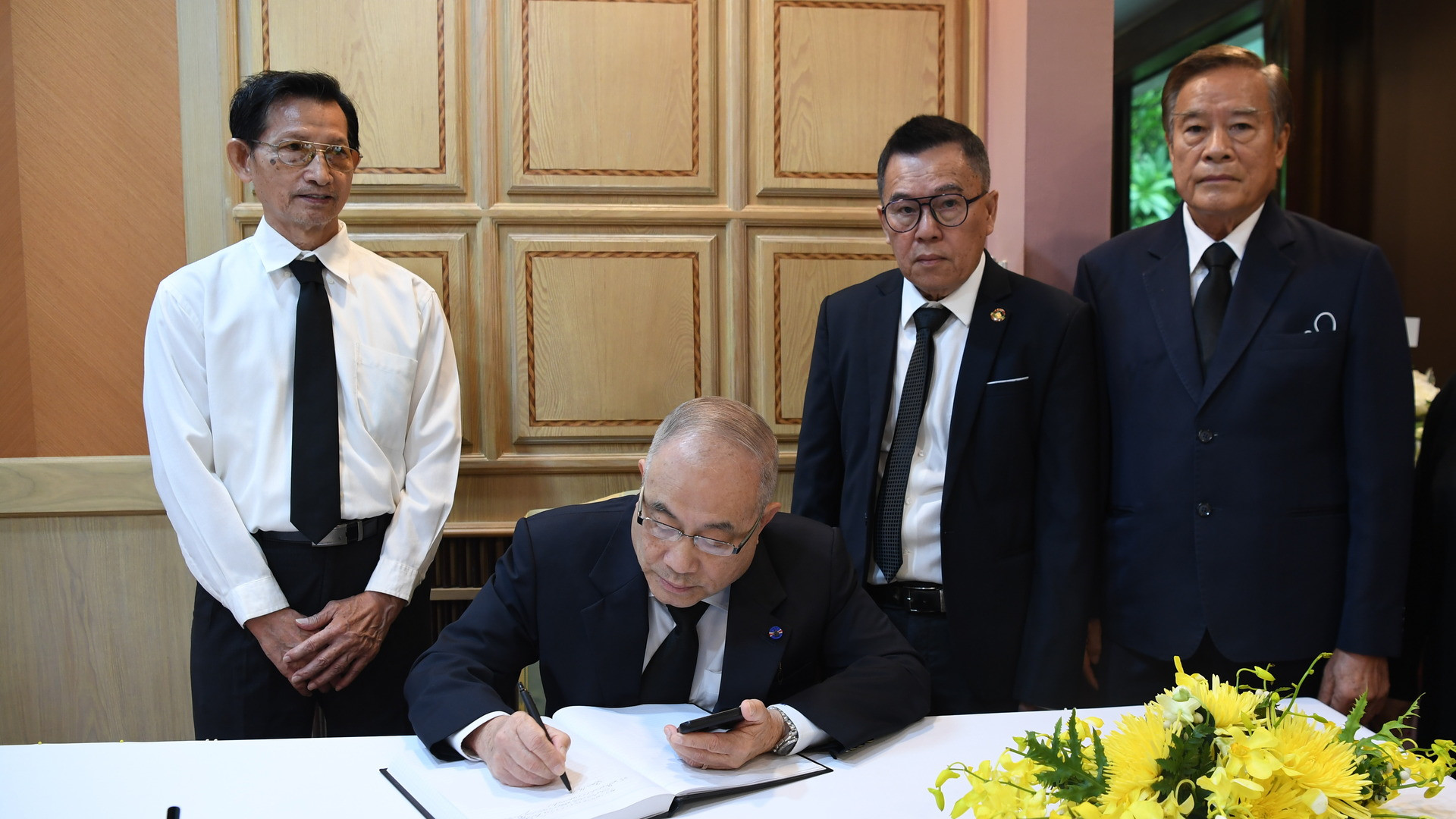 Thượng nghị sĩ, Giáo sư Lae Dilokvidhyarat, Đại học Chulalongkorn, Thái Lan chia sẻ với phóng viên Báo Nhân Dân: "Có thể nói cảm xúc của tôi bây giờ giống như cảm xúc của nhiều bà con người Thái gốc Việt. Chúng tôi đều vô cùng tiếc thương khi nghe tin Tổng Bí thư Nguyễn Phú Trọng từ trần. Chúng tôi được nghe rất nhiều về thành tựu của Việt Nam trong hơn 13 năm dưới sự lãnh đạo của Tổng Bí thư Nguyễn Phú Trọng. Trong thời gian này, kinh tế Việt Nam đã thực sự khởi sắc, vươn lên ngang tầm quốc tế, ghi nhận mức tăng trưởng GDP cao không chỉ ở ASEAN, mà còn ở châu Á. Việt Nam đã trở thành điểm đến thu hút với rất nhiều đối tác mong muốn đầu tư hay thiết lập quan hệ. Tôi nghĩ những thành công của Việt Nam dưới sự lãnh đạo của Tổng Bí thư Nguyễn Phú Trọng, sự cống hiến tận tụy của Tổng Bí thư với đất nước và nhân dân là khó có thể diễn giải hết. Sự cống hiến và công lao của Tổng Bí thư sẽ được người dân Việt Nam cũng như cộng đồng quốc tế ghi nhận mãi mãi".