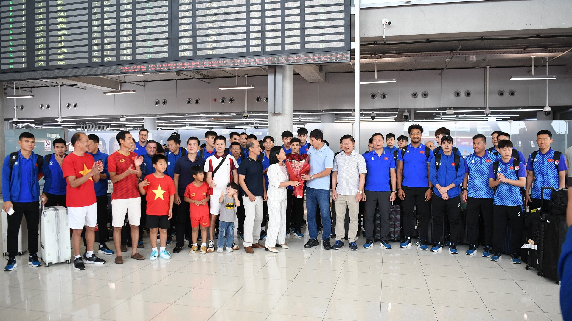 Đại diện Đại sứ quán Việt Nam tại Thái Lan cùng đông đảo người hâm mộ đón đoàn tại sân bay. 