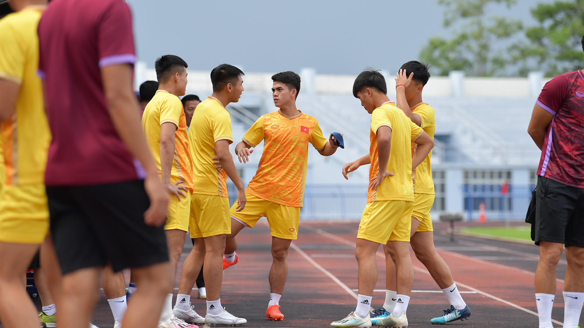 Ở trận ra quân ngày 18/8, U23 Lào hòa U23 Philippines với tỷ số 2-2. Đây được xem là lợi thế giúp U23 Việt Nam có thể soán ngôi đầu bảng sau lượt trận đầu tiên, nếu thắng U23 Lào trong ngày 20/8.