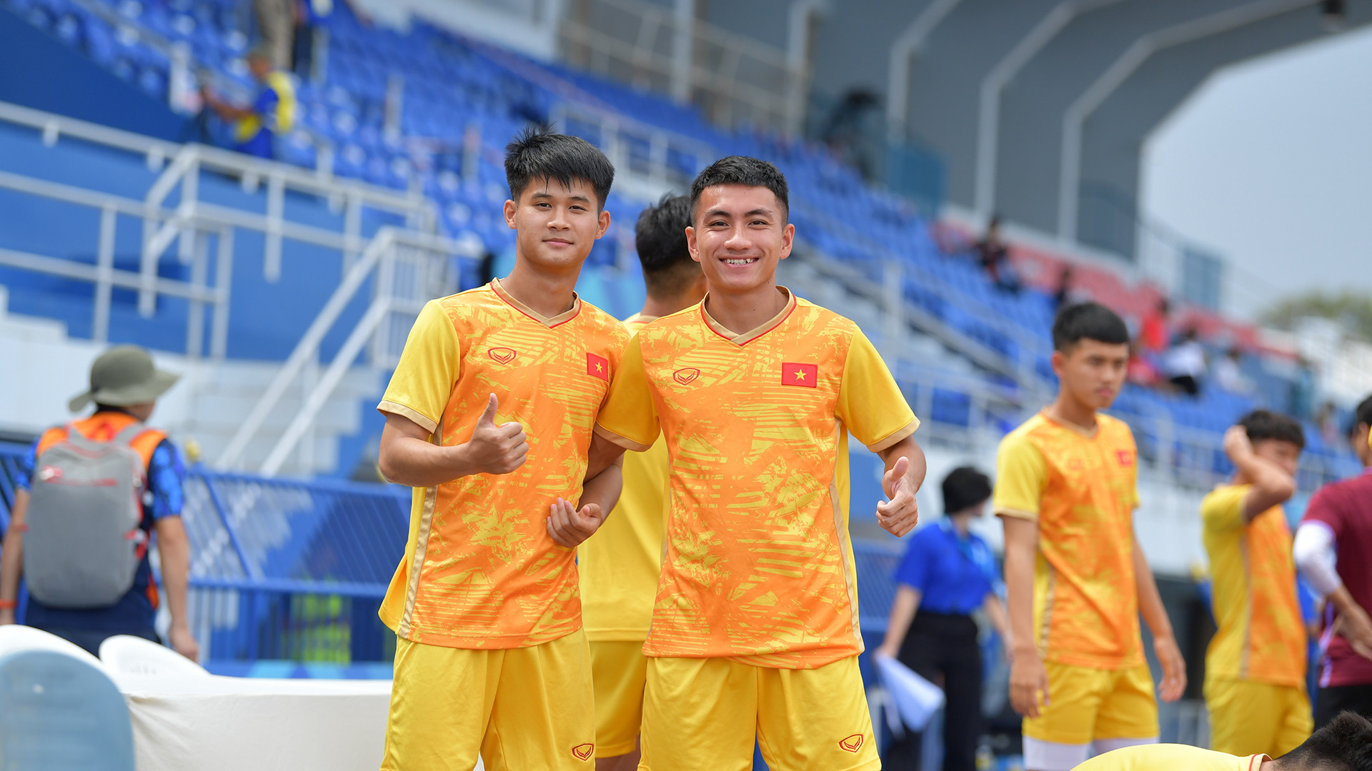 Trước đó, ngày 19/8, đội tuyển U23 Việt Nam đã có buổi tham quan sân vận động Rayong Provincial, nơi sẽ diễn ra các trận đấu của thầy trò huấn luyện viên Hoàng Anh Tuấn tại bảng C cũng như trận Bán kết và Chung kết của giải bóng đá vô địch U23 Đông Nam Á 2023. Liên đoàn Bóng đá Đông Nam Á (AFF) không cho phép các đội tập làm quen sân thi đấu, nhằm bảo đảm chất lượng mặt cỏ cho các trận đấu tại giải. Đây là điều thường thấy tại các giải có mật độ thi đấu dày trên cùng một sân vận động. Đội tuyển Việt Nam nằm ở bảng C, cùng 23 Lào và Philippines. U23 Việt Nam tham dự giải U23 Đông Nam Á 2023 với vị thế nhà đương kim vô địch. Giải U23 Đông Nam Á 2023 có 10 đội tham dự, được chia làm 3 bảng, trong đó có 2 bảng 3 đội và 1 bảng 4 đội, thi đấu theo thể thức vòng tròn một lượt tính điểm, chọn 3 đội Nhất mỗi bảng và 1 đội Nhì bảng có thành tích tốt nhất để vào bán kết.