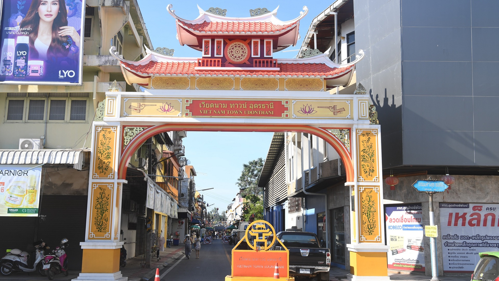 Cổng chào Vietnam Town tại Udon Thani được lấy ý tưởng từ kiến trúc Khuê Văn các tại Văn Miếu cùng các hình ảnh như trống đồng, bông sen… kết hợp với mái cong mềm mại theo kiến trúc của chùa Thái Lan.