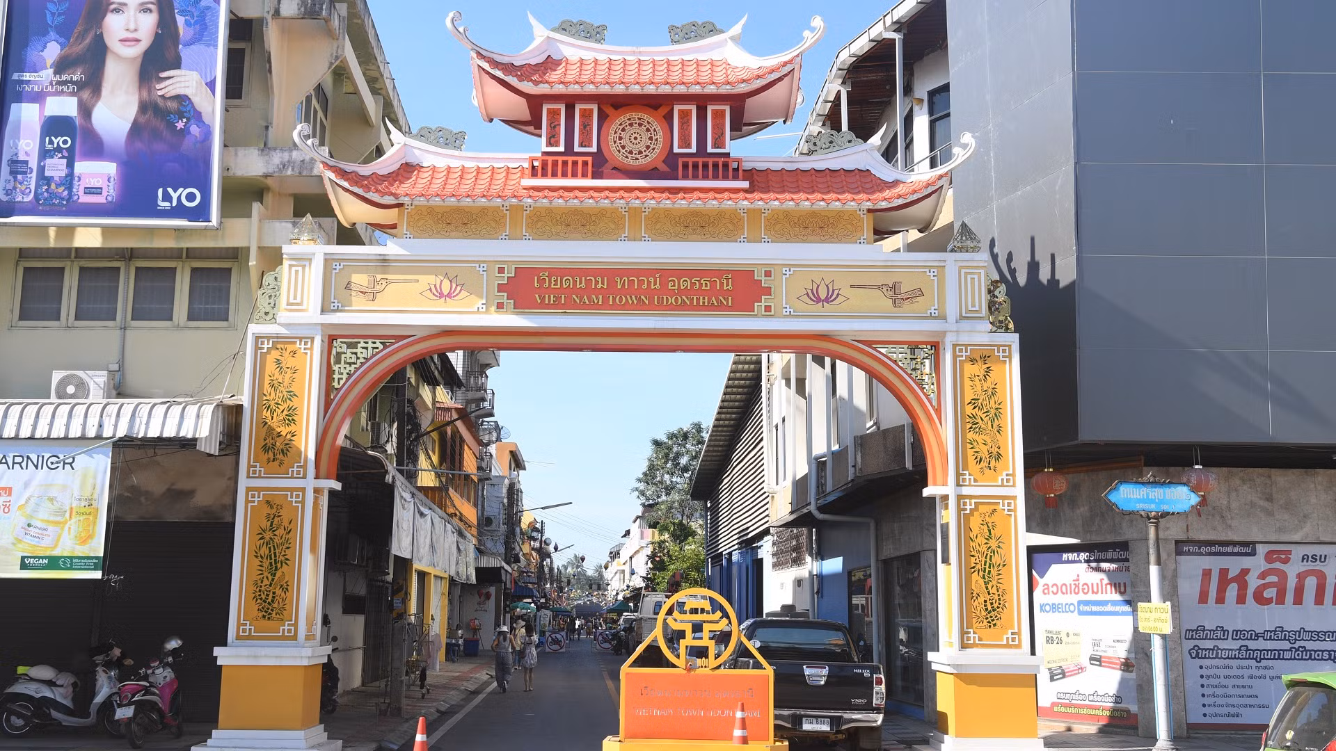 Cổng chào Vietnam Town tại Udon Thani được lấy ý tưởng từ kiến trúc Khuê Văn các tại Văn Miếu cùng các hình ảnh như trống đồng, bông sen… kết hợp với mái cong mềm mại theo kiến trúc của chùa Thái Lan.