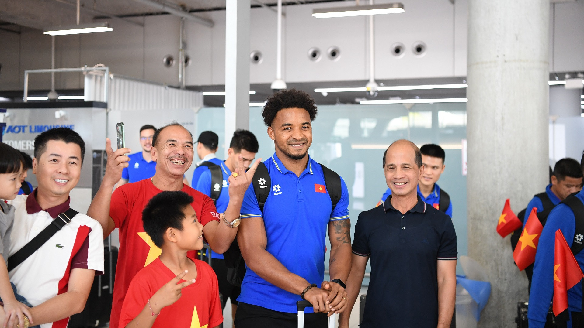 Nguyễn Xuân Son được người hâm mộ chào đón nồng nhiệt.