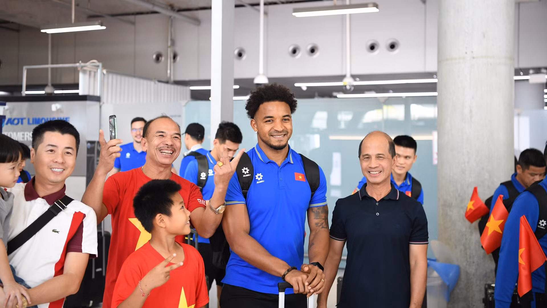 Nguyễn Xuân Son được người hâm mộ chào đón nồng nhiệt.