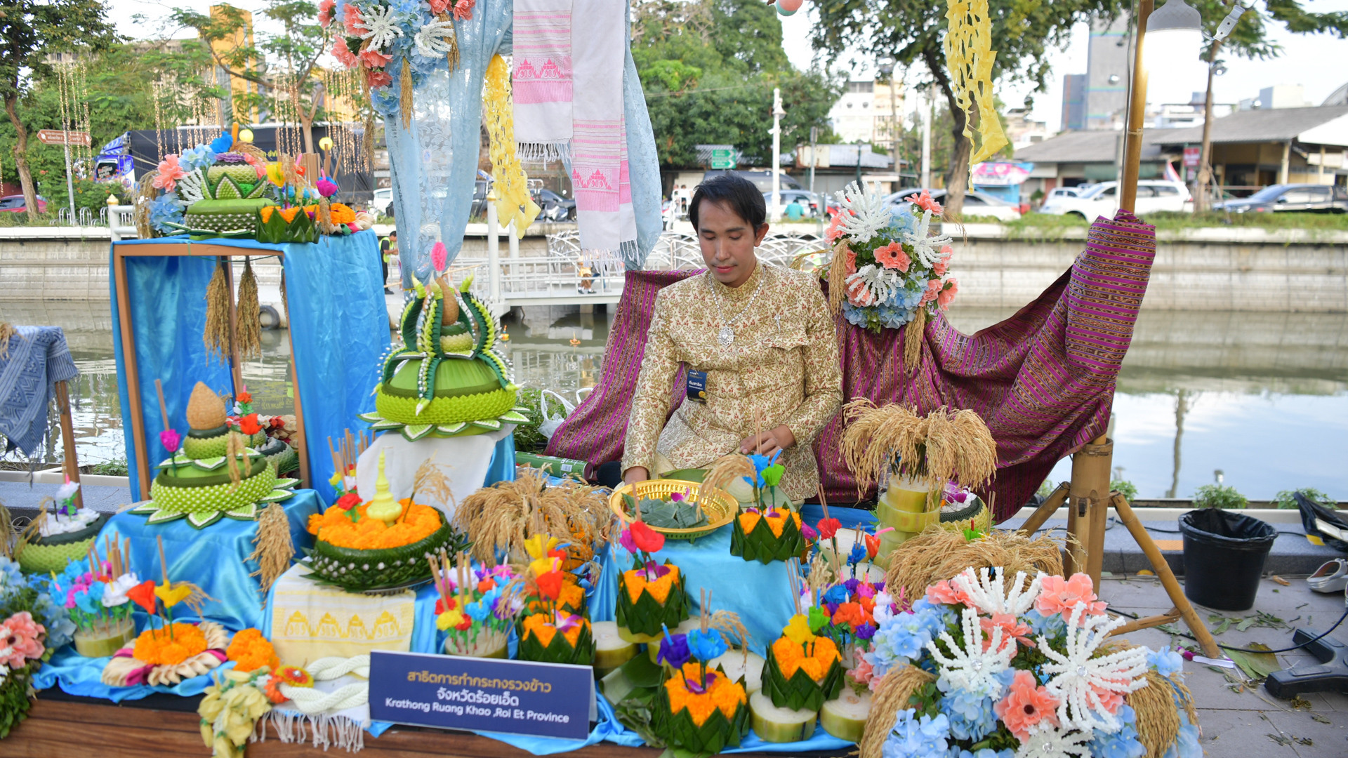 Nghệ nhân giới thiệu về krathong đặc trưng của địa phương.