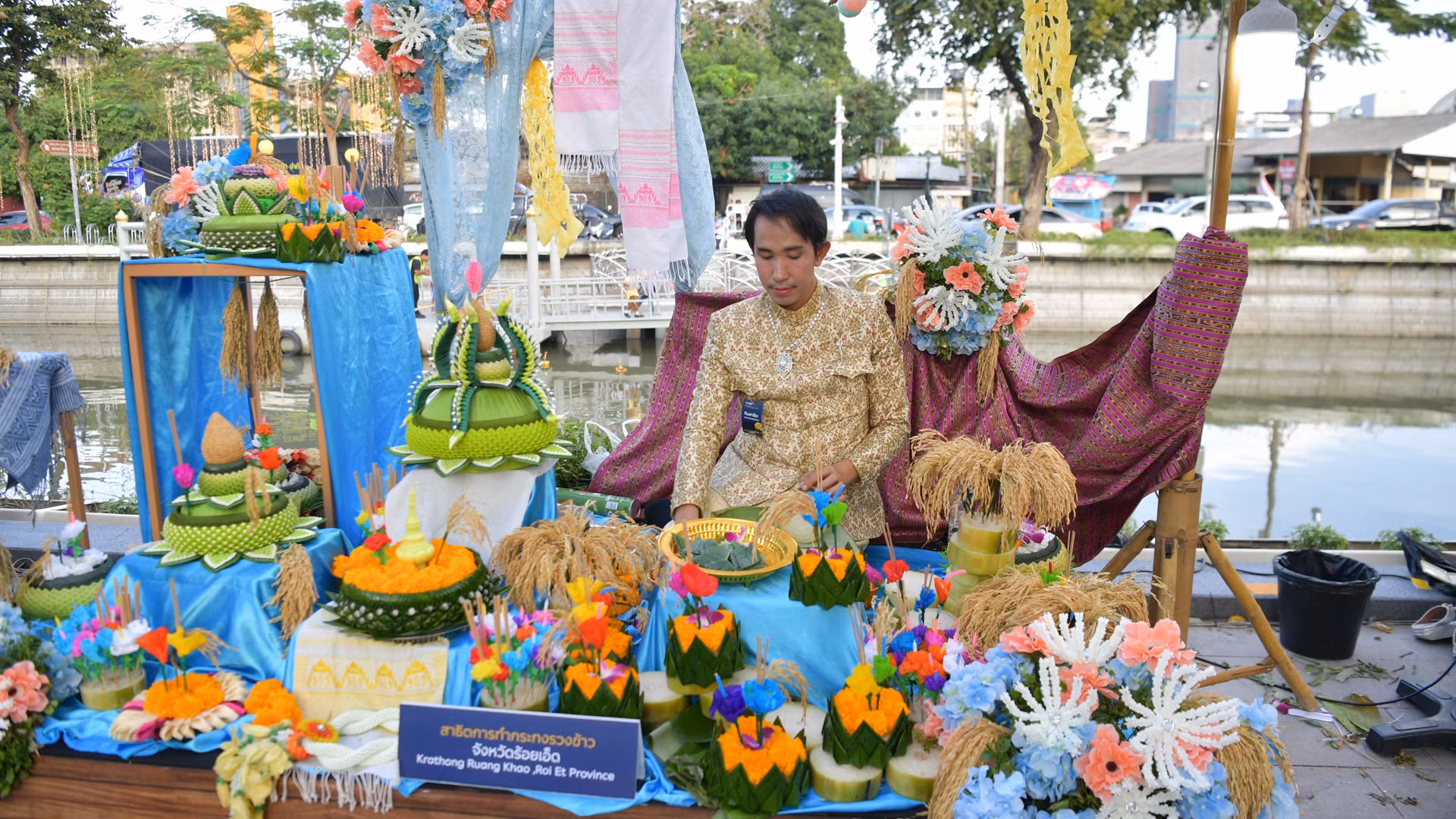 Nghệ nhân giới thiệu về krathong đặc trưng của địa phương.