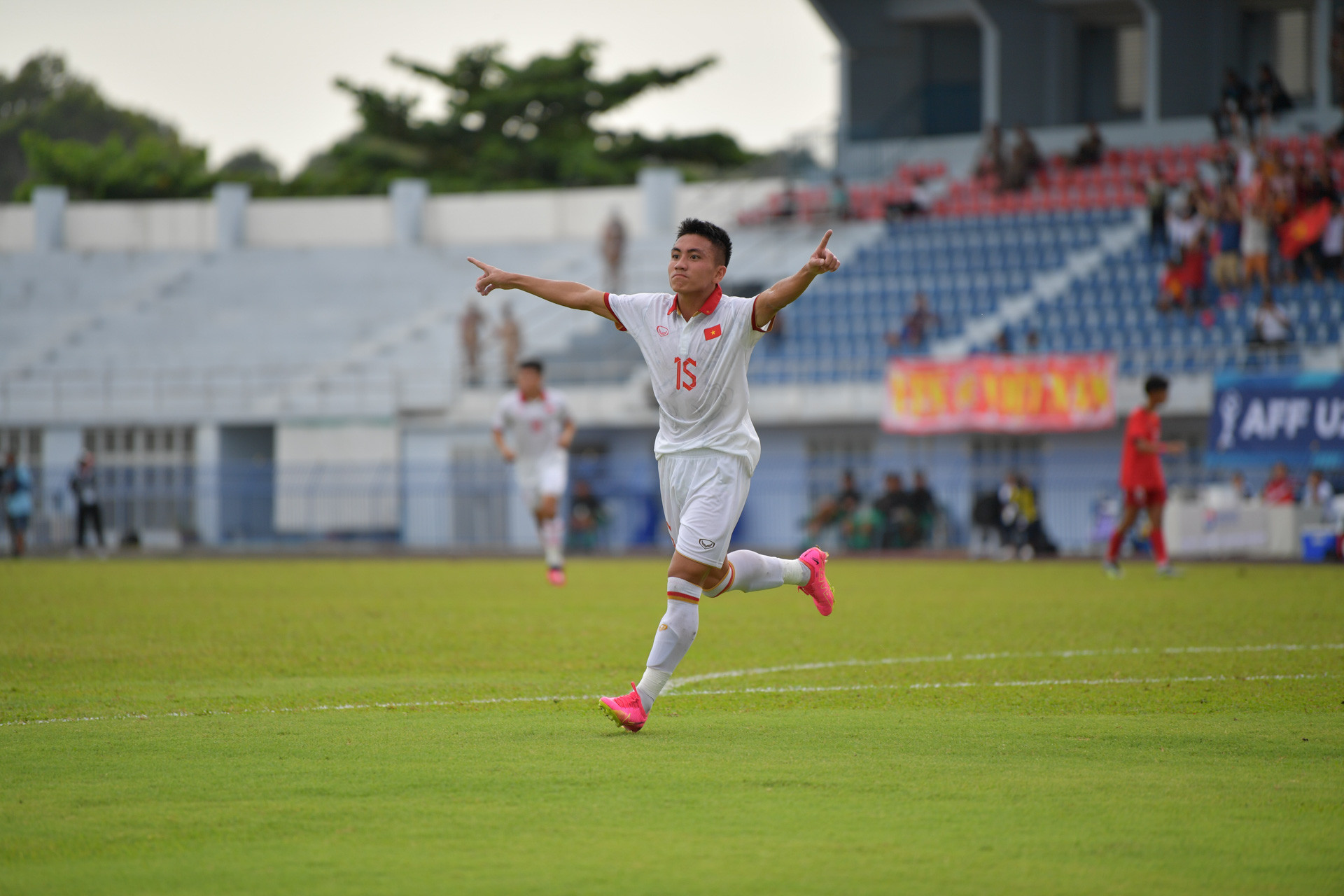 Tiền vệ Nguyễn Minh Quang nhận danh hiệu cầu thủ xuất sắc nhất trận đấu. (Ảnh: ĐINH TRƯỜNG)