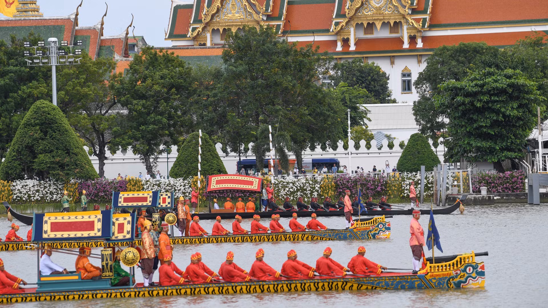 2.200 người được tuyển chọn và tập luyện kỹ lưỡng trong cả năm để tham gia chèo thuyền trong sự kiện đặc biệt này.