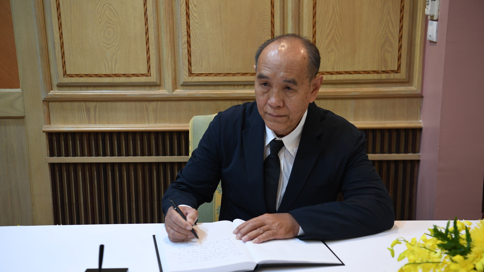 Phó Chủ tịch Hội người Việt tại Bangkok và vùng phụ cận Ninh Viết Thông chia sẻ: "Vĩnh biệt Tổng Bí thư Nguyễn Phú Trọng, người con ưu tú của dân tộc".