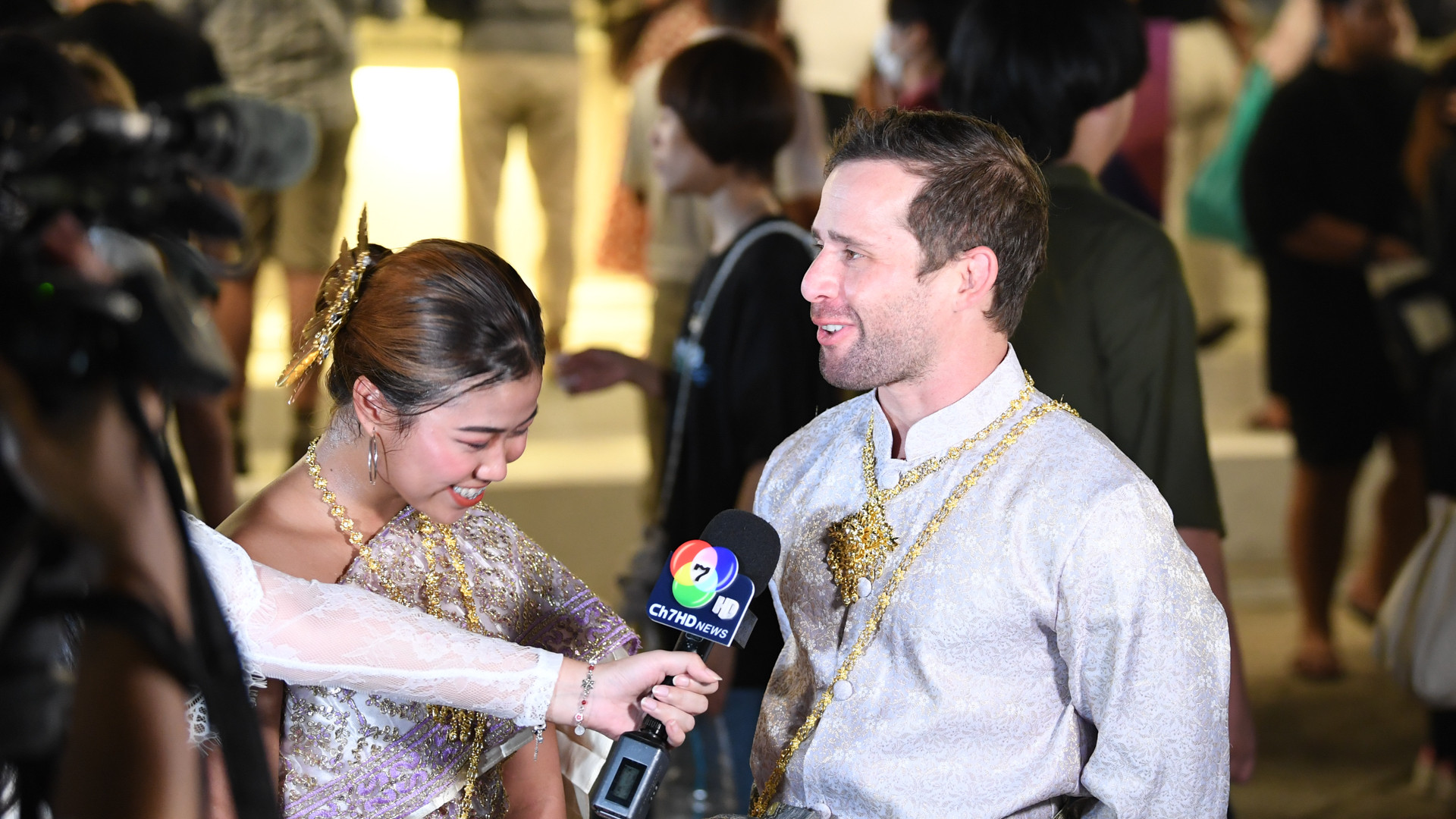 Khách quốc tế trả lời phỏng vấn truyền thông địa phương về cảm nhận khi du lịch tại Thái Lan trong những ngày lễ hội.