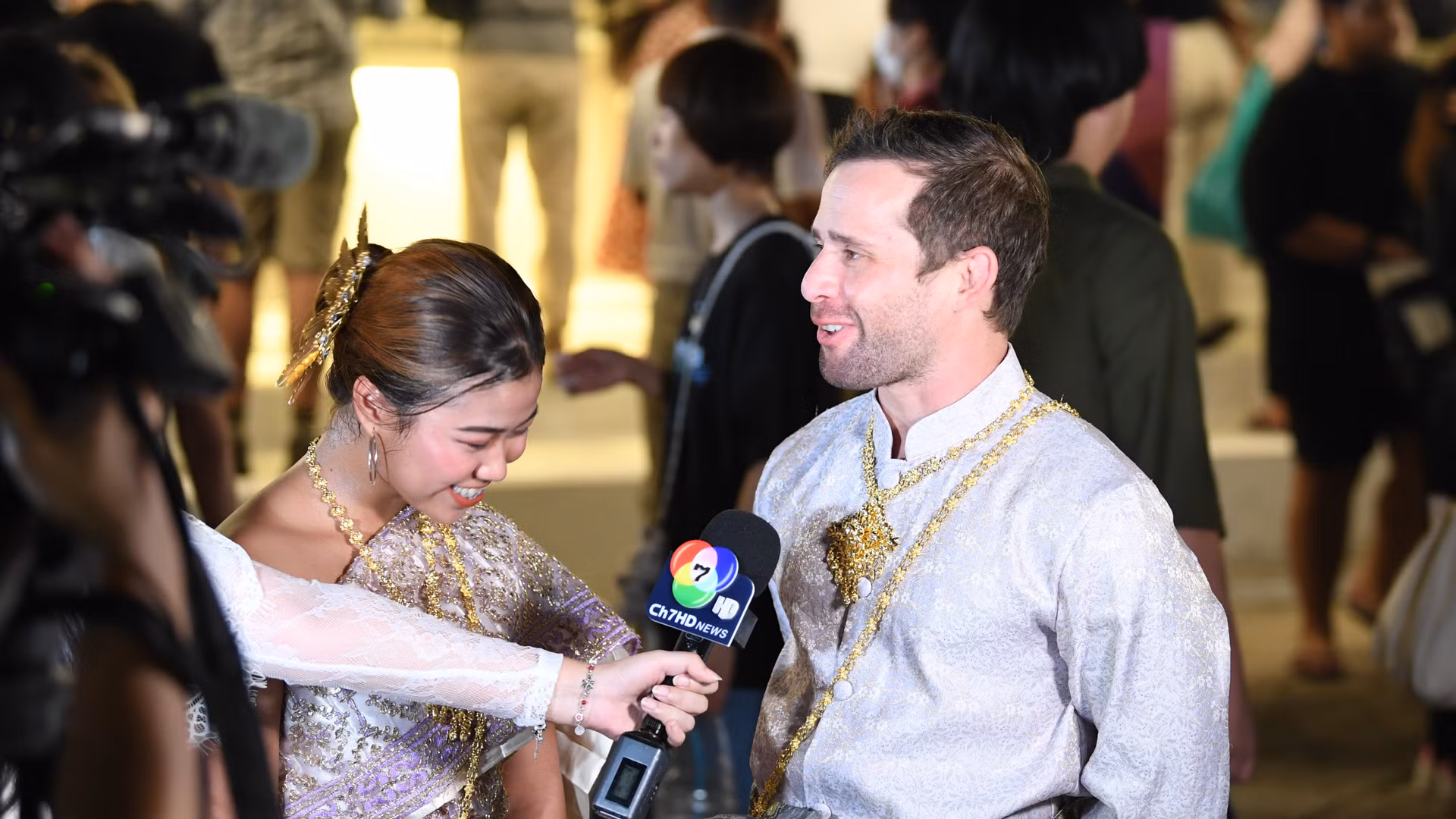 Khách quốc tế trả lời phỏng vấn truyền thông địa phương về cảm nhận khi du lịch tại Thái Lan trong những ngày lễ hội.