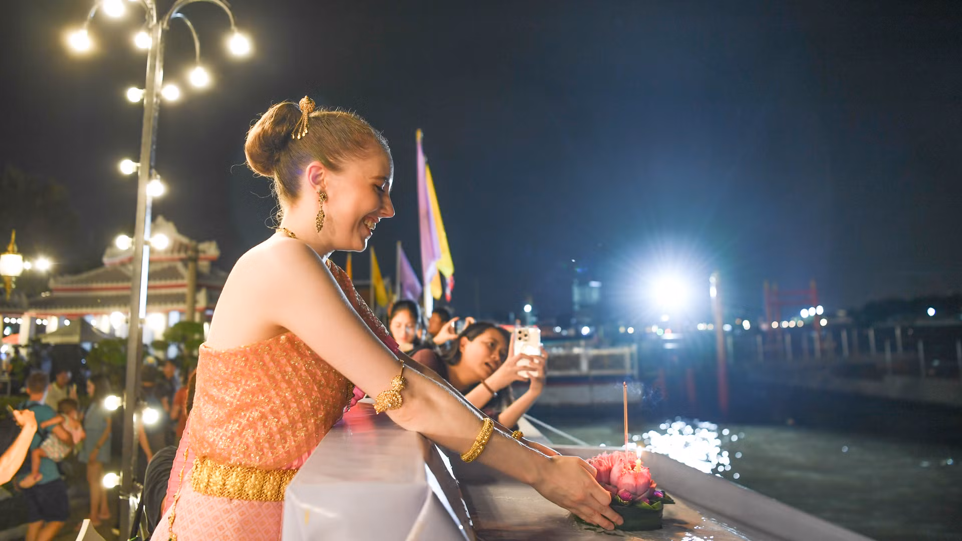 Nữ du khách nước ngoài mặc trang phục truyền thống Thái Lan, trải nghiệm lễ hội Loy Krathong. 