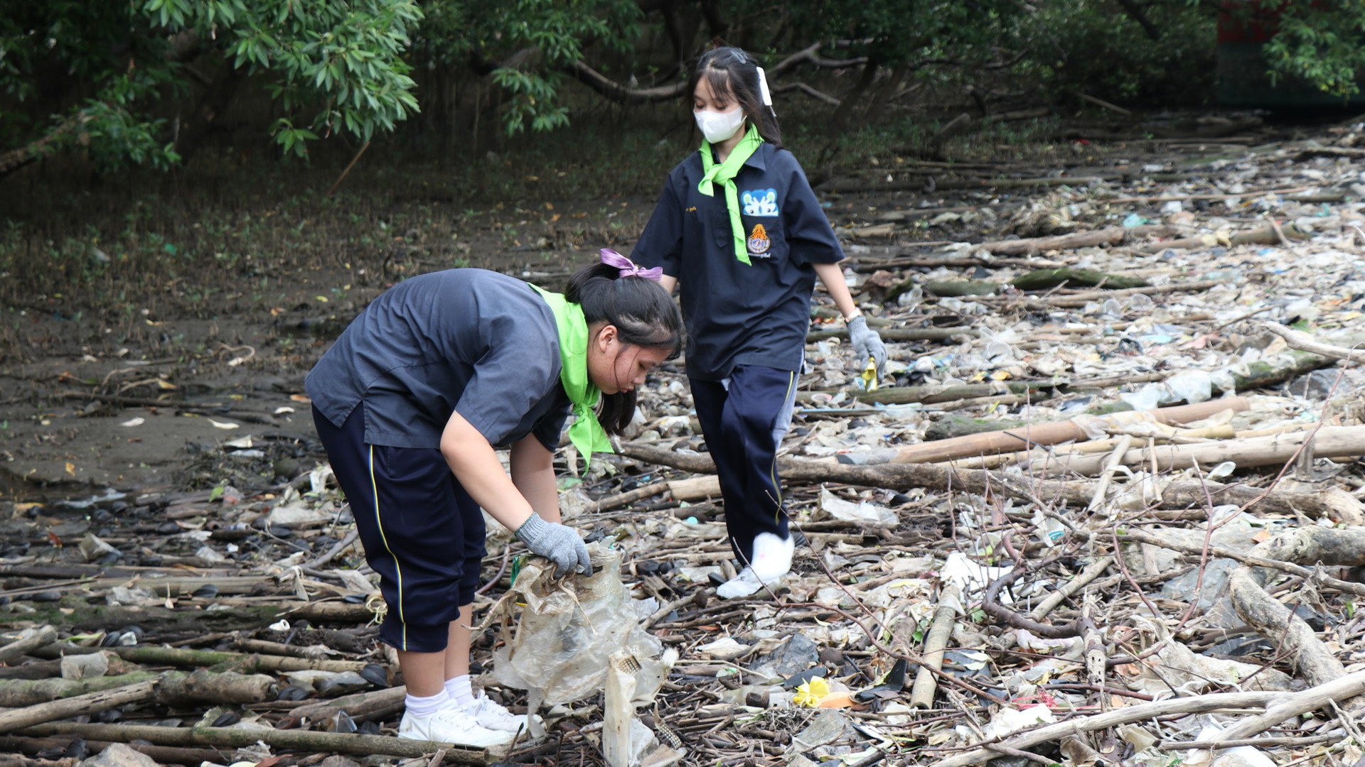 Chương trình về vấn đề rác thải đại dương kết hợp giữa giáo dục về môi trường và thực hành kỹ năng xã hội cũng thu hút rất đông các bạn trẻ tham gia. Ảnh: Trung tâm Giáo dục Thiên nhiên Bangpu