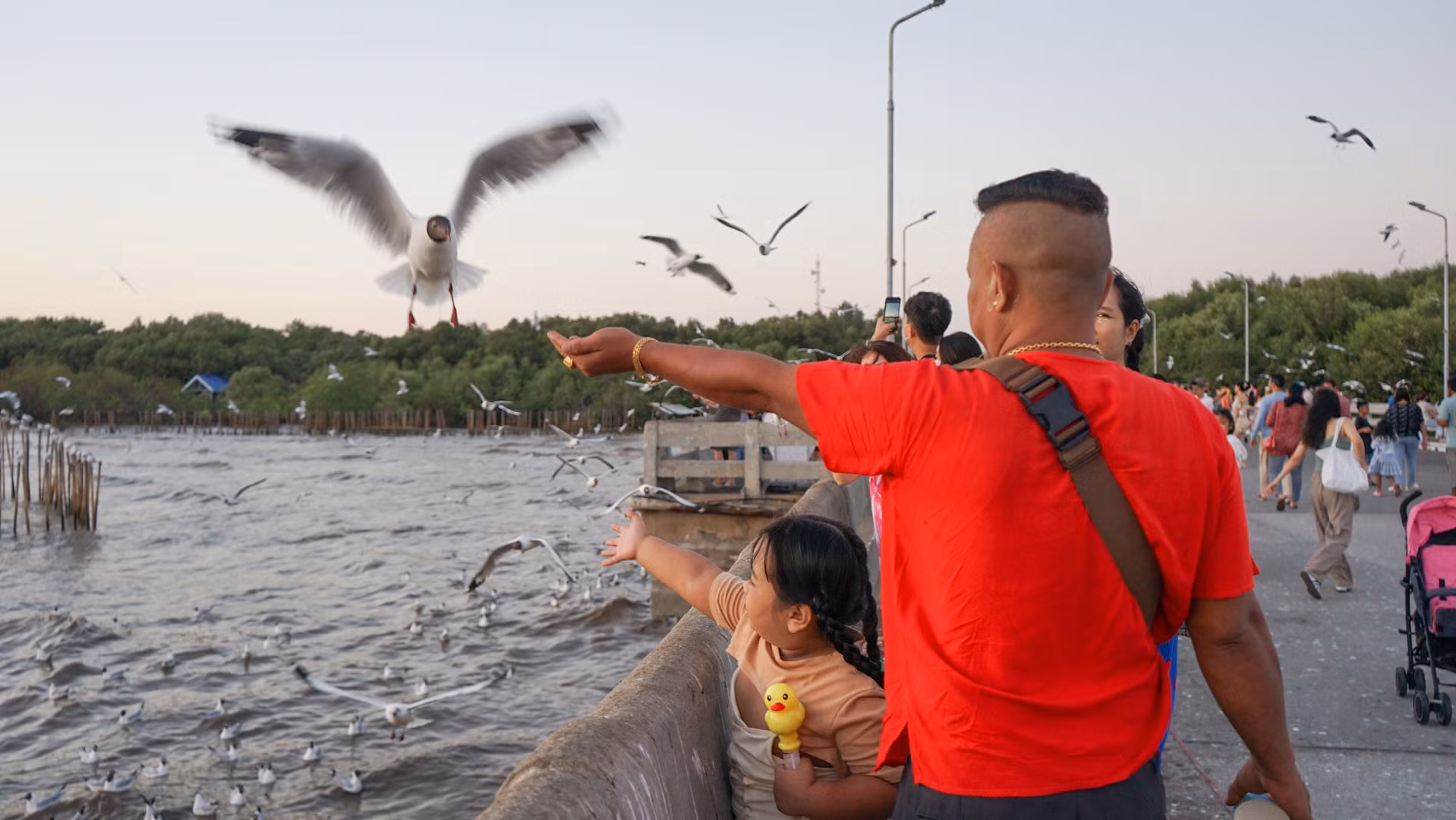 Địa điểm này nằm trong vùng ven biển dài 190 km thuộc Vịnh Thái Lan, được tổ chức Birdlife International xác định là Khu vực chim và đa dạng sinh học quan trọng và là một trong những địa điểm quan trọng nhất đối với các loài chim di cư ở Đông Nam Á lục địa.