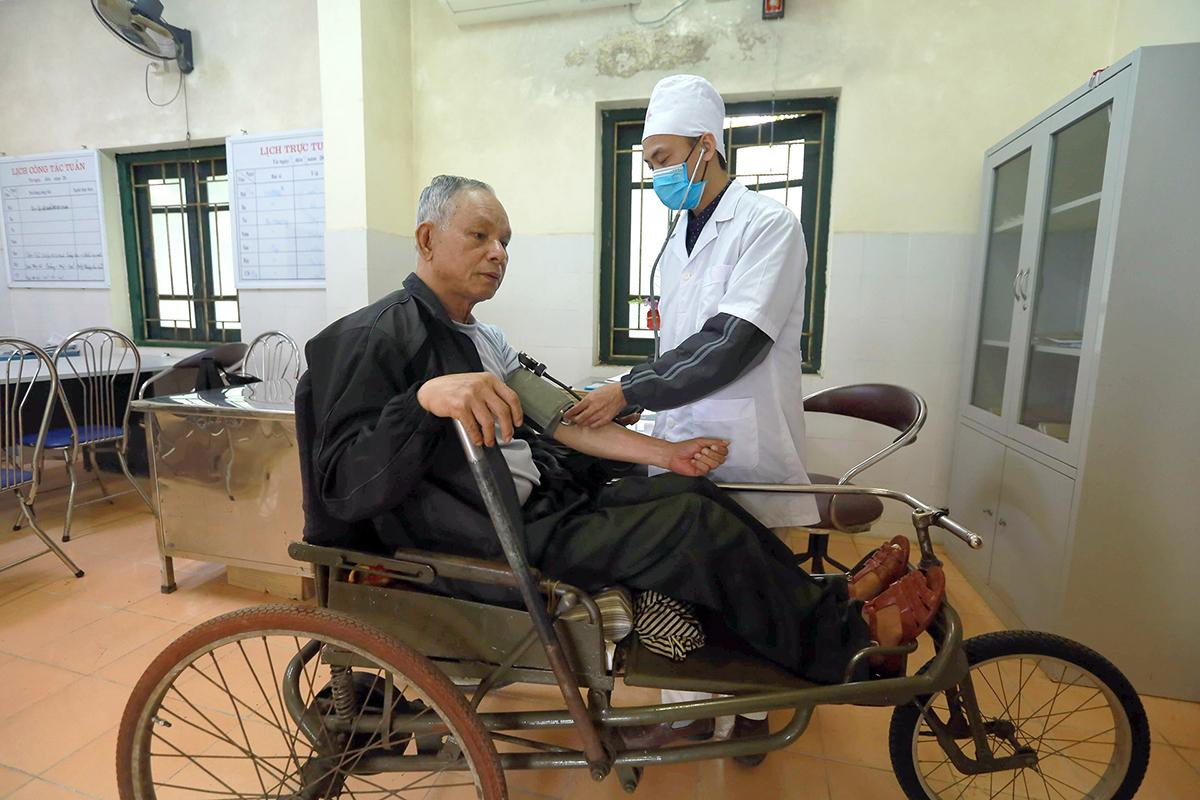 Chăm sóc thương binh tại Trung tâm điều dưỡng thương binh Thuận Thành - Bắc Ninh. Chăm sóc thương binh tại Trung tâm điều dưỡng thương binh Thuận Thành - Bắc Ninh.