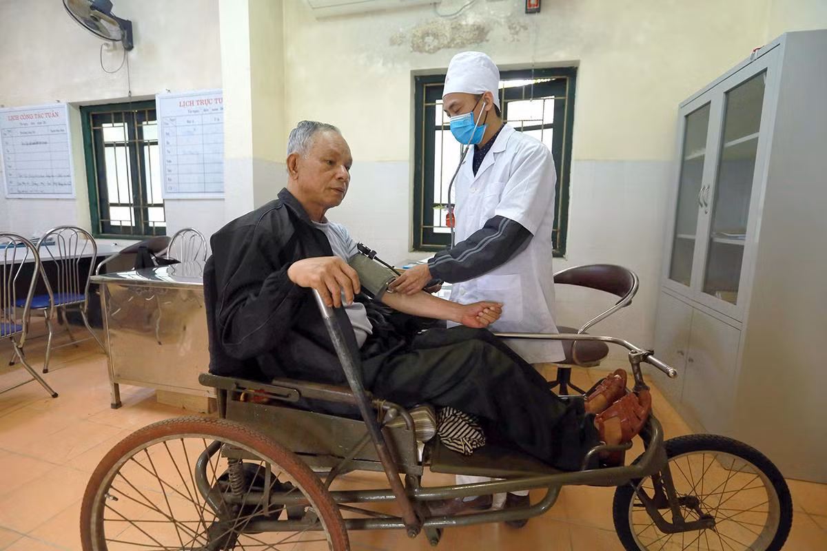 Chăm sóc thương binh tại Trung tâm điều dưỡng thương binh Thuận Thành - Bắc Ninh.